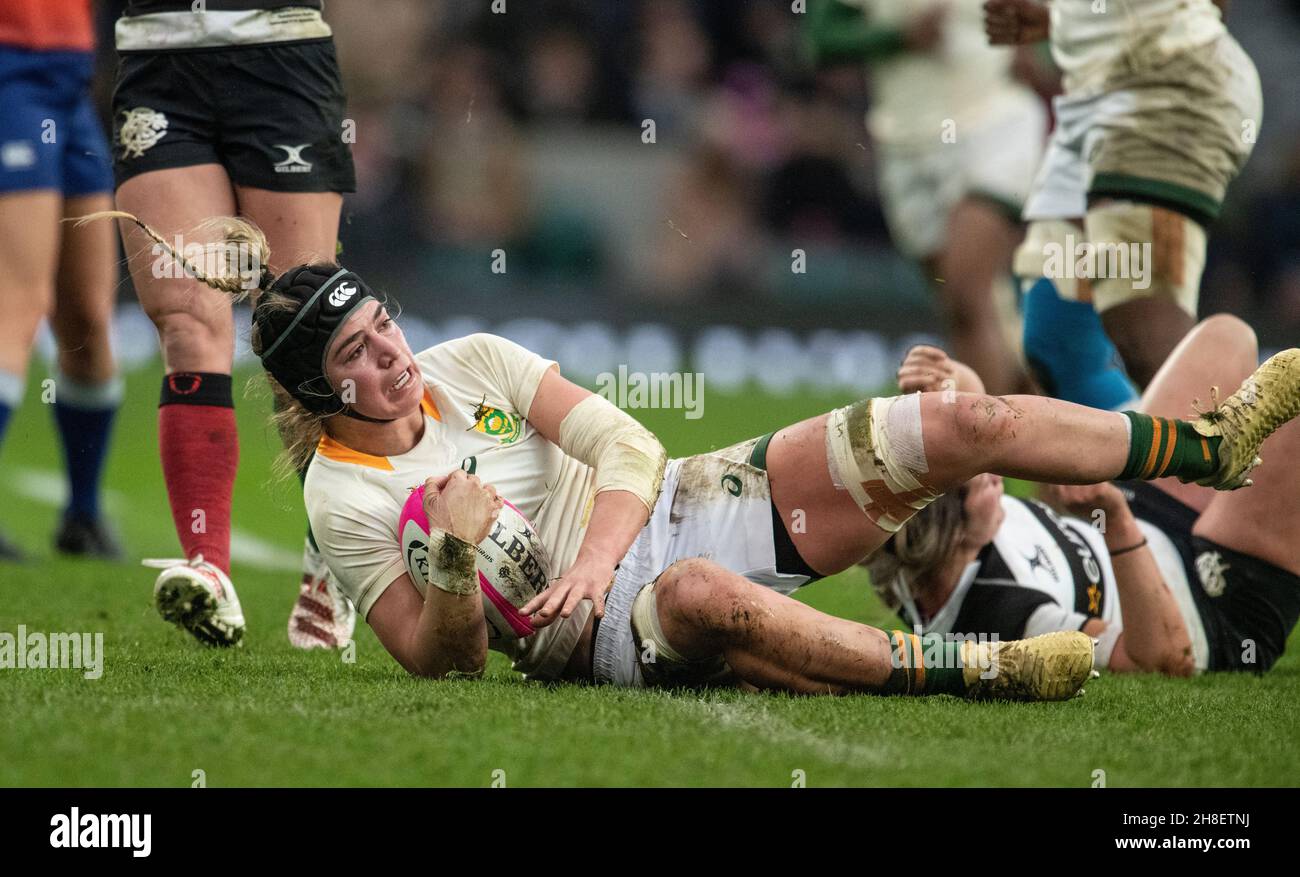 Springbok Catha Jacobs in azione durante la partita della Women's International Rugby Killik Cup tra Barbarian Women e Springbok Women's XV al Twickenham Stadium. Foto Stock