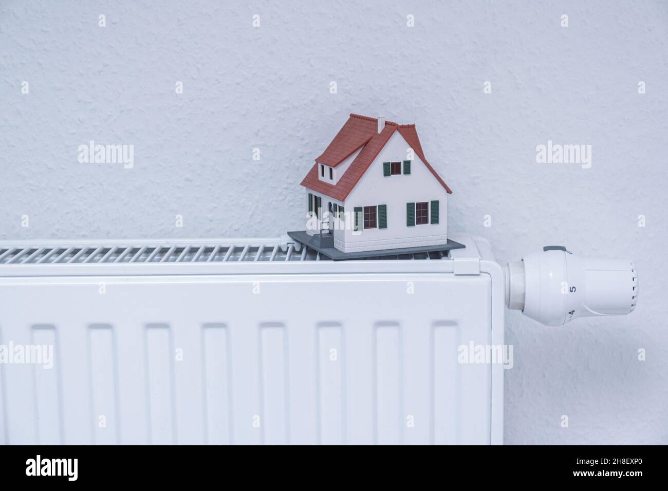modello di casa su radiatore Foto Stock