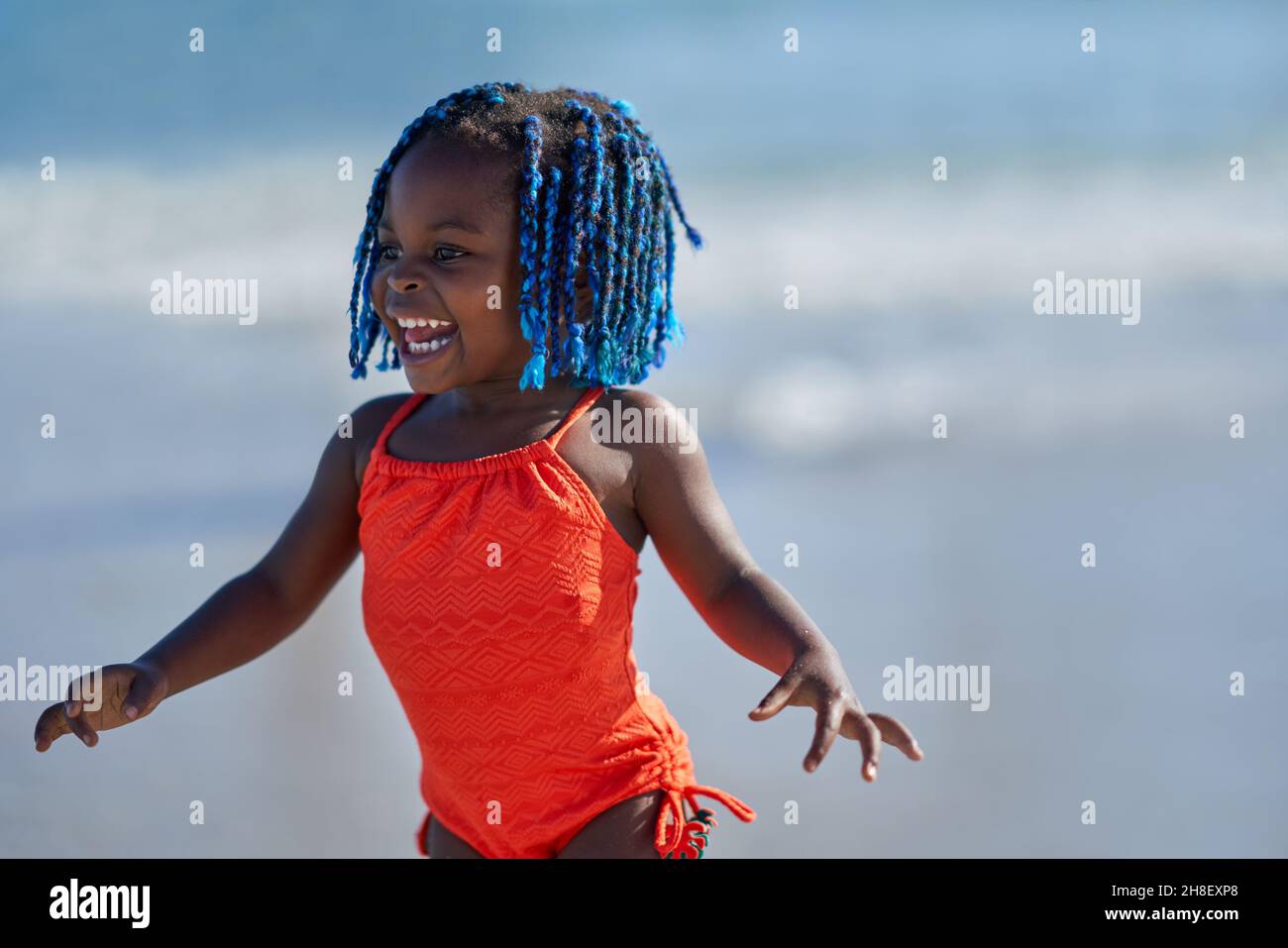 Trecce sul bambino, capelli blu girl, poco Foto stock - Alamy