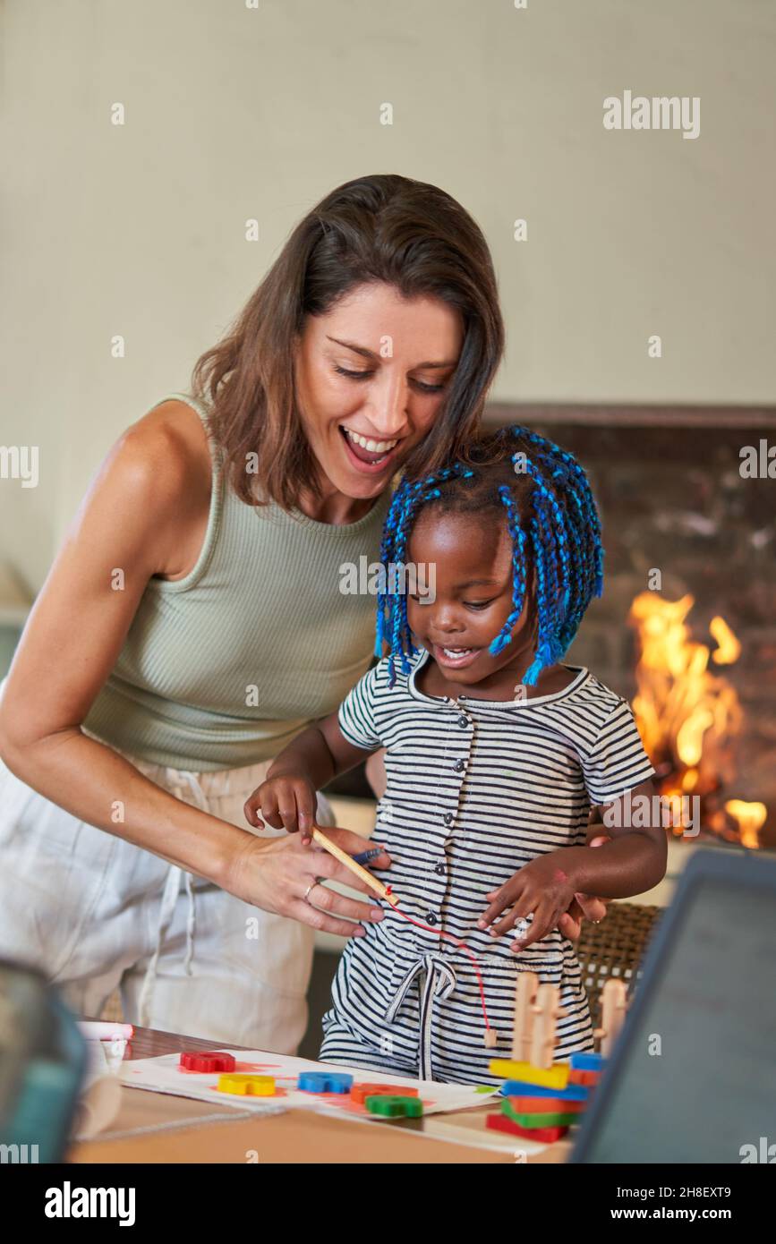Madre e figlia gioca in casa Foto Stock