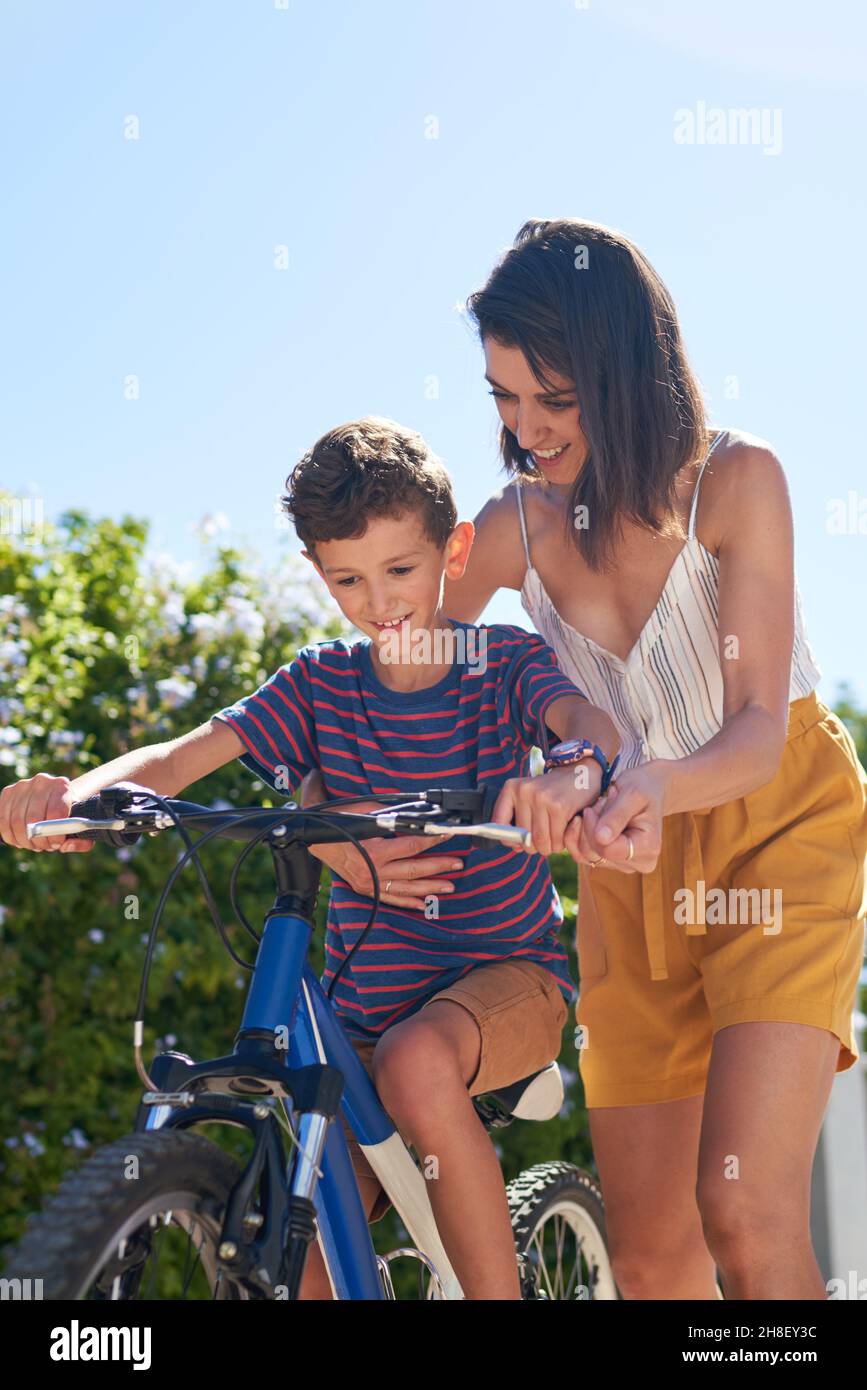 Felice madre e figlio in bicicletta Foto Stock