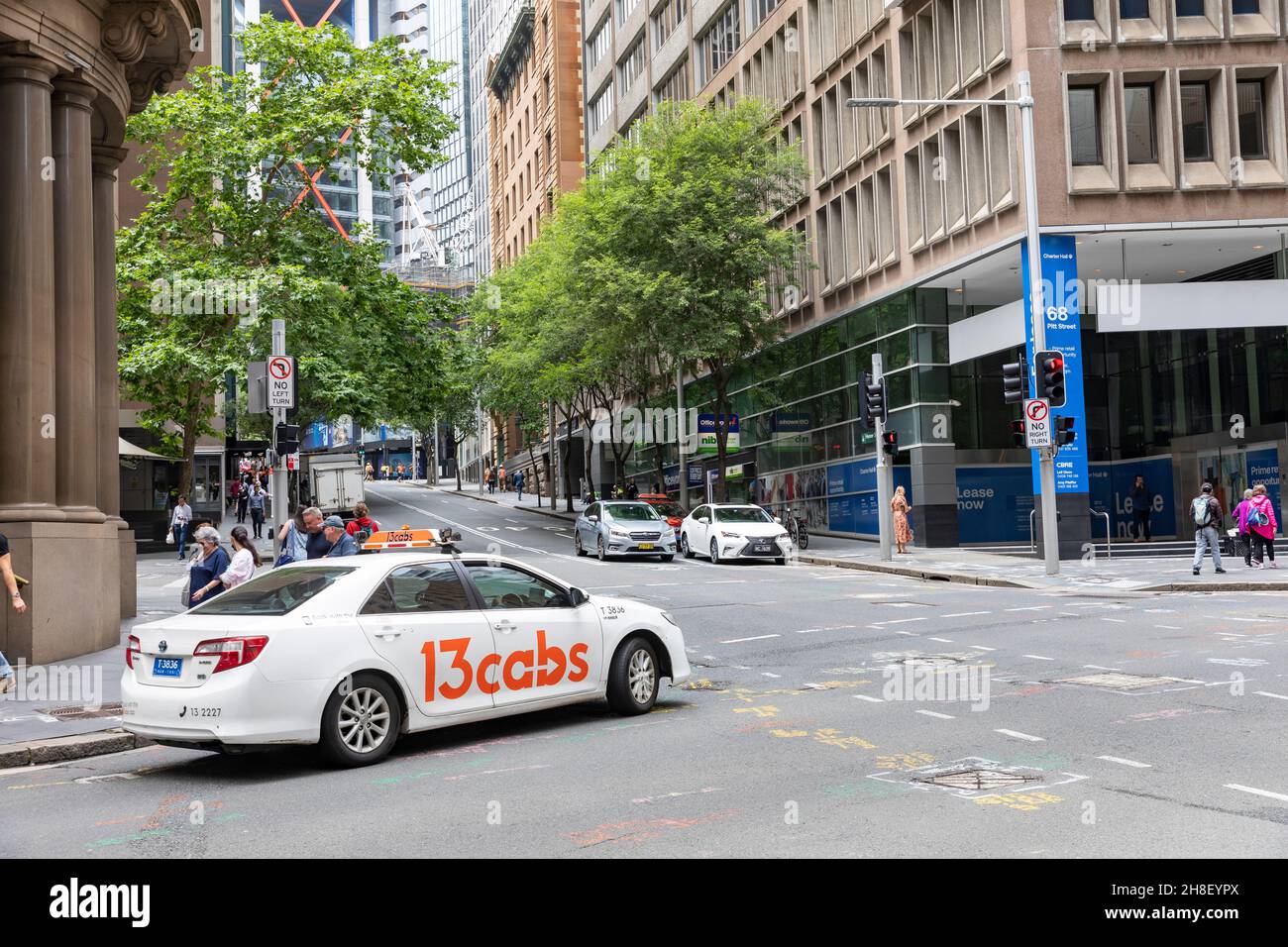 Taxi auto australiana 13 taxi nel centro di Sydney, NSW, Australia in una tranquilla città di Sydney centro a causa della covid 19 pandemic Foto Stock