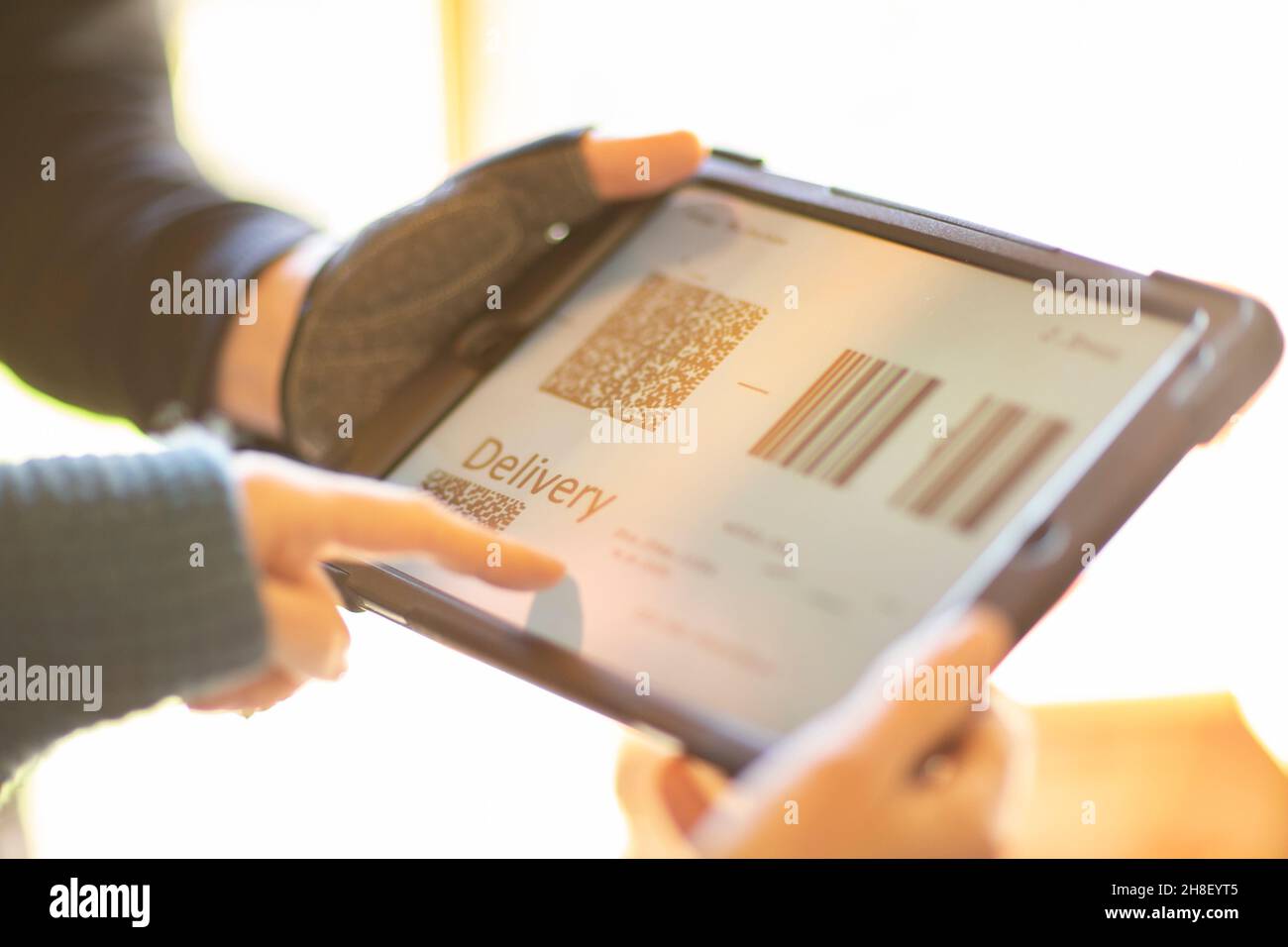 Chiudere il codice a barre di consegna sullo schermo del tablet digitale Foto Stock