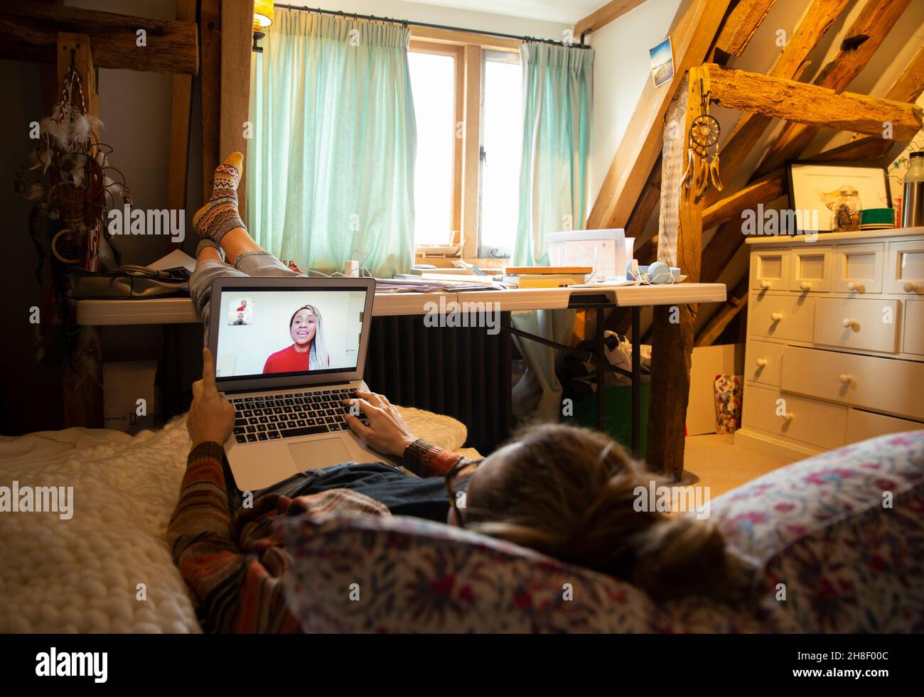 Chat video casual con i colleghi su un notebook da casa Foto Stock
