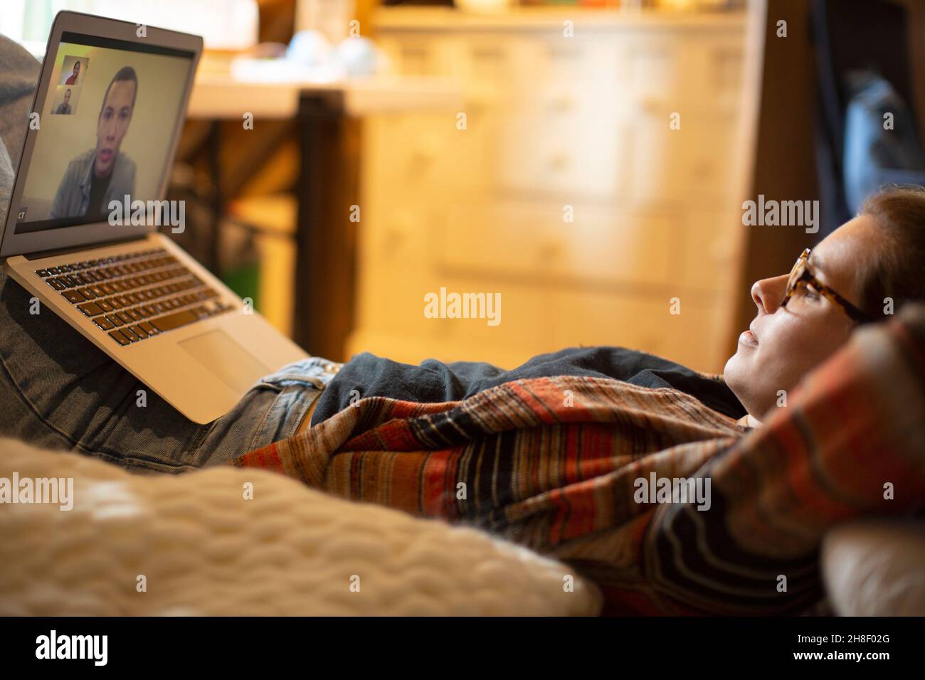 Chat video casual con i colleghi su un notebook da casa Foto Stock