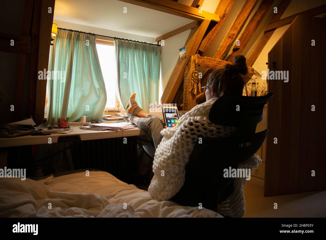 Donna casual che usa un tablet digitale in ufficio Foto Stock