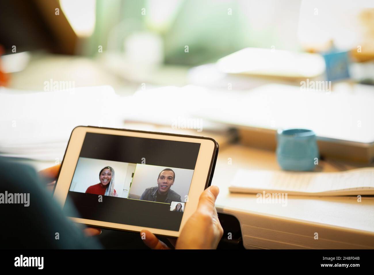 Chat video dei colleghi sullo schermo del tablet digitale Foto Stock