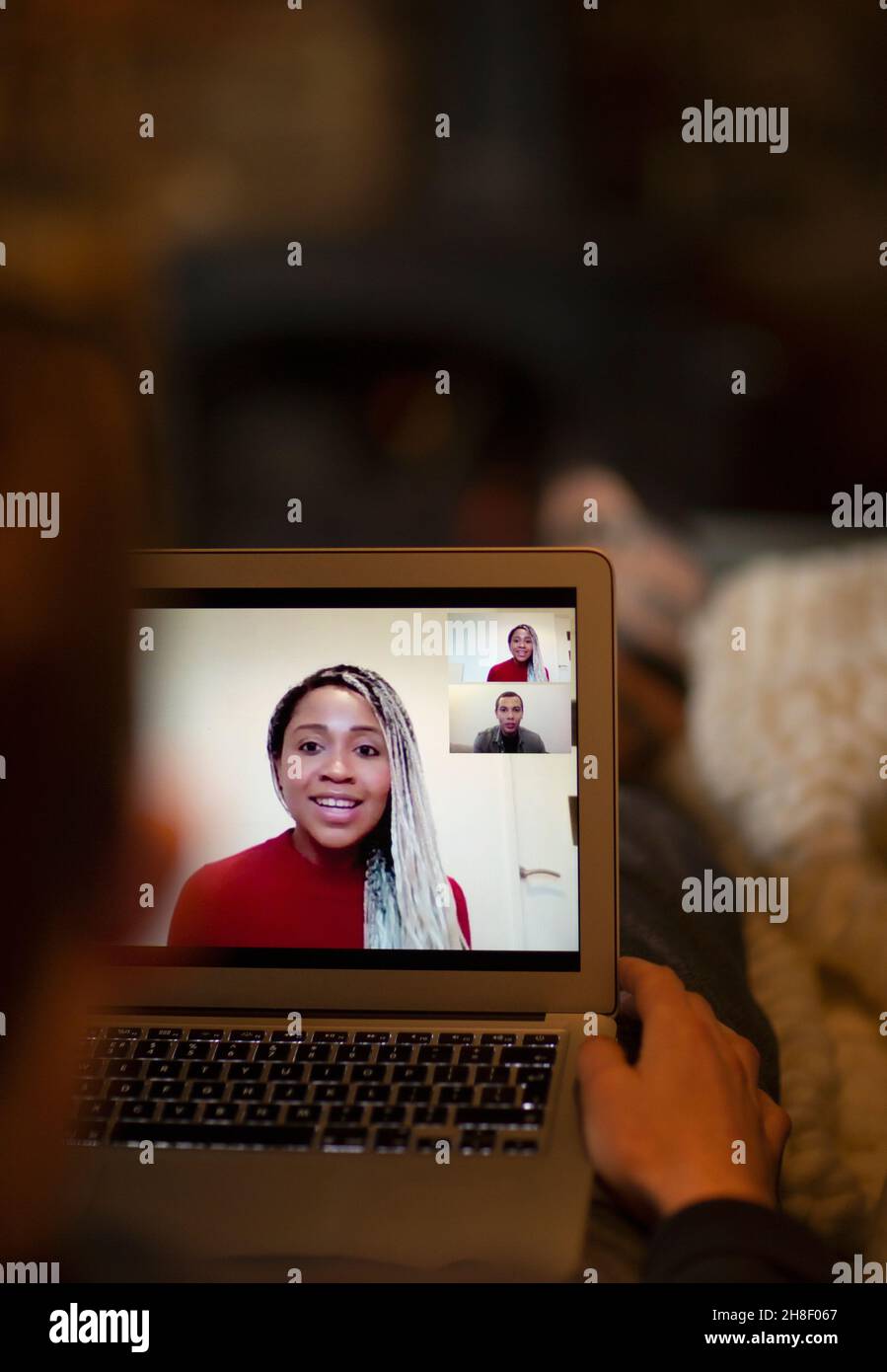 Videoconferenze per i professionisti aziendali sullo schermo del notebook Foto Stock