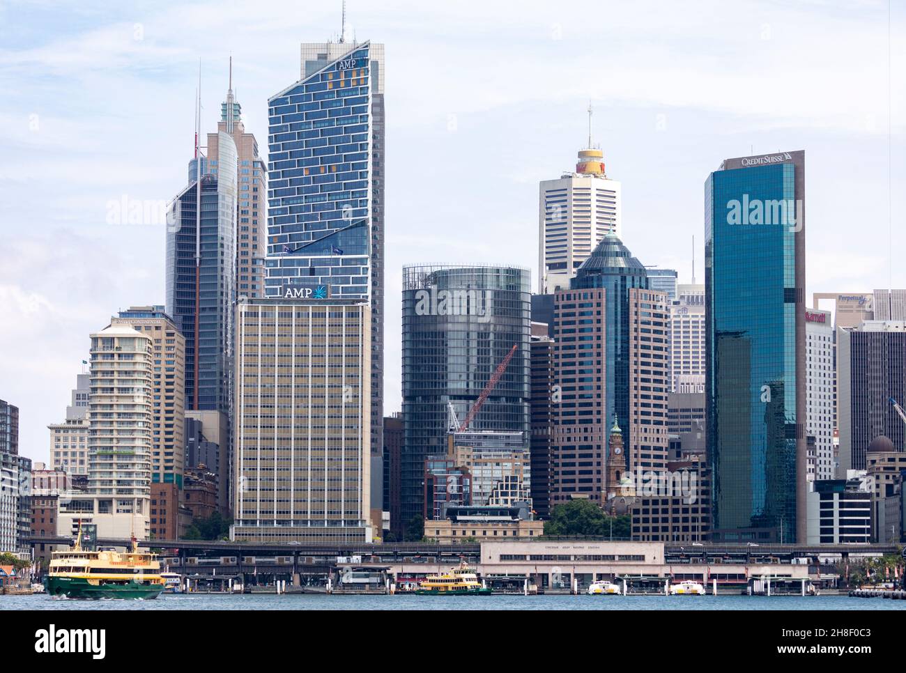 Skyline della citta' di Sydney con alti edifici per uffici e stazione ferroviaria e traghetto circolare banchina, nuovo edificio AMP (2021) visibile, Sydney, Australia Foto Stock
