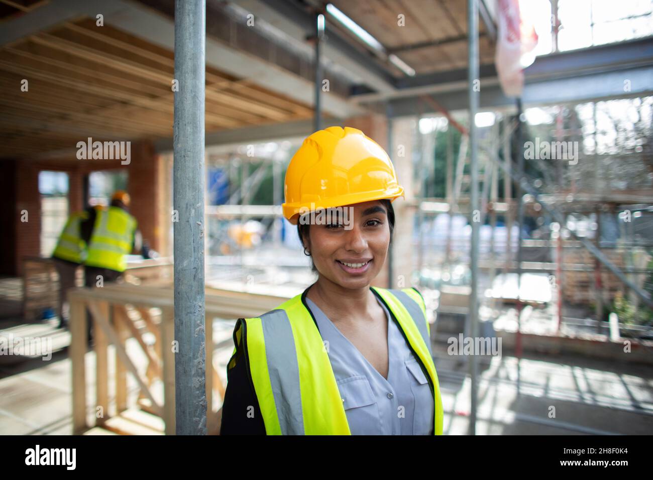 Ritratto fiducioso preewoman in cantiere Foto Stock