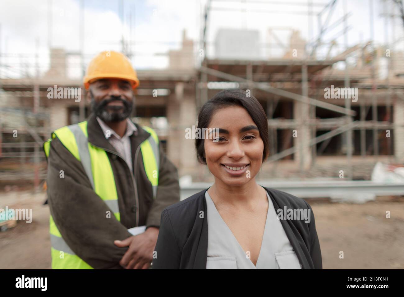 Ingegnere e preewoman con un ritratto sicuro in cantiere Foto Stock