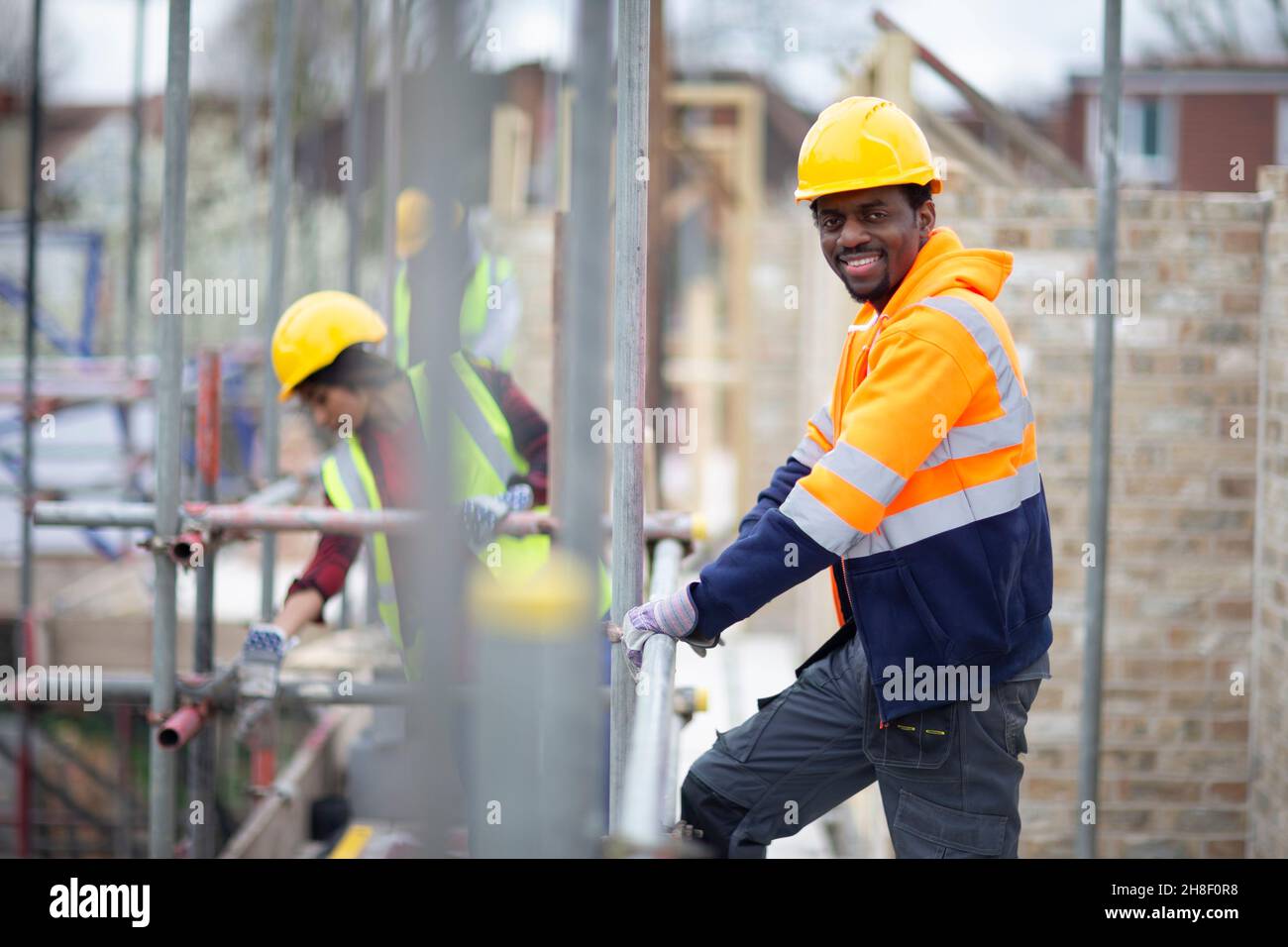 Ritratto maschile fiducioso operaio edile al sito in costruzione Foto Stock
