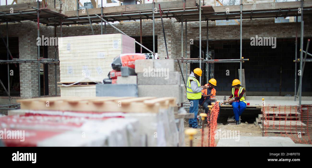 I lavoratori edili si sono fermati a pranzo in cantiere Foto Stock