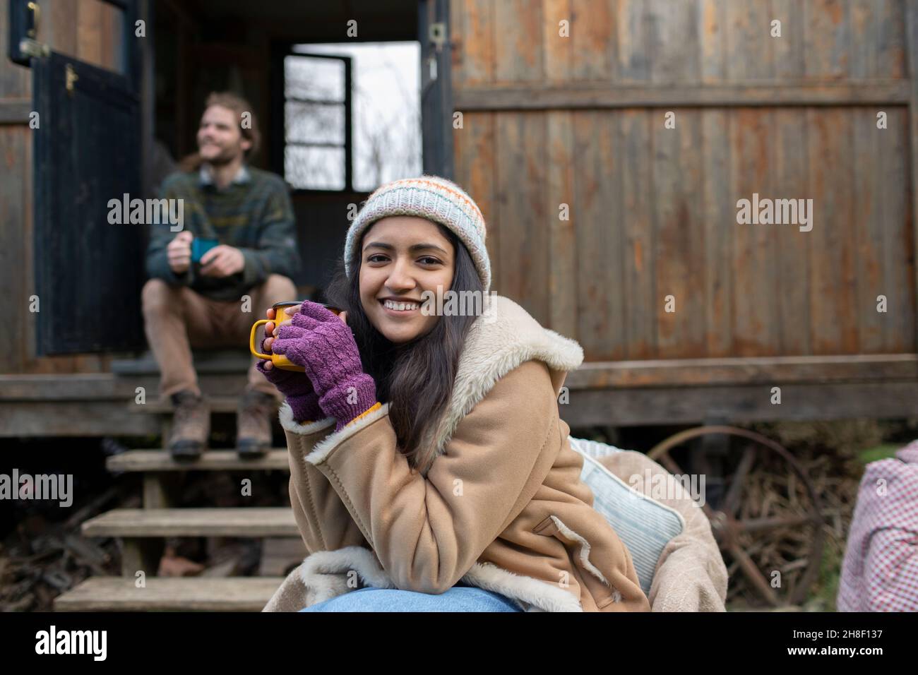 Ritratto felice bella giovane donna fuori piccola cabina affitto Foto Stock