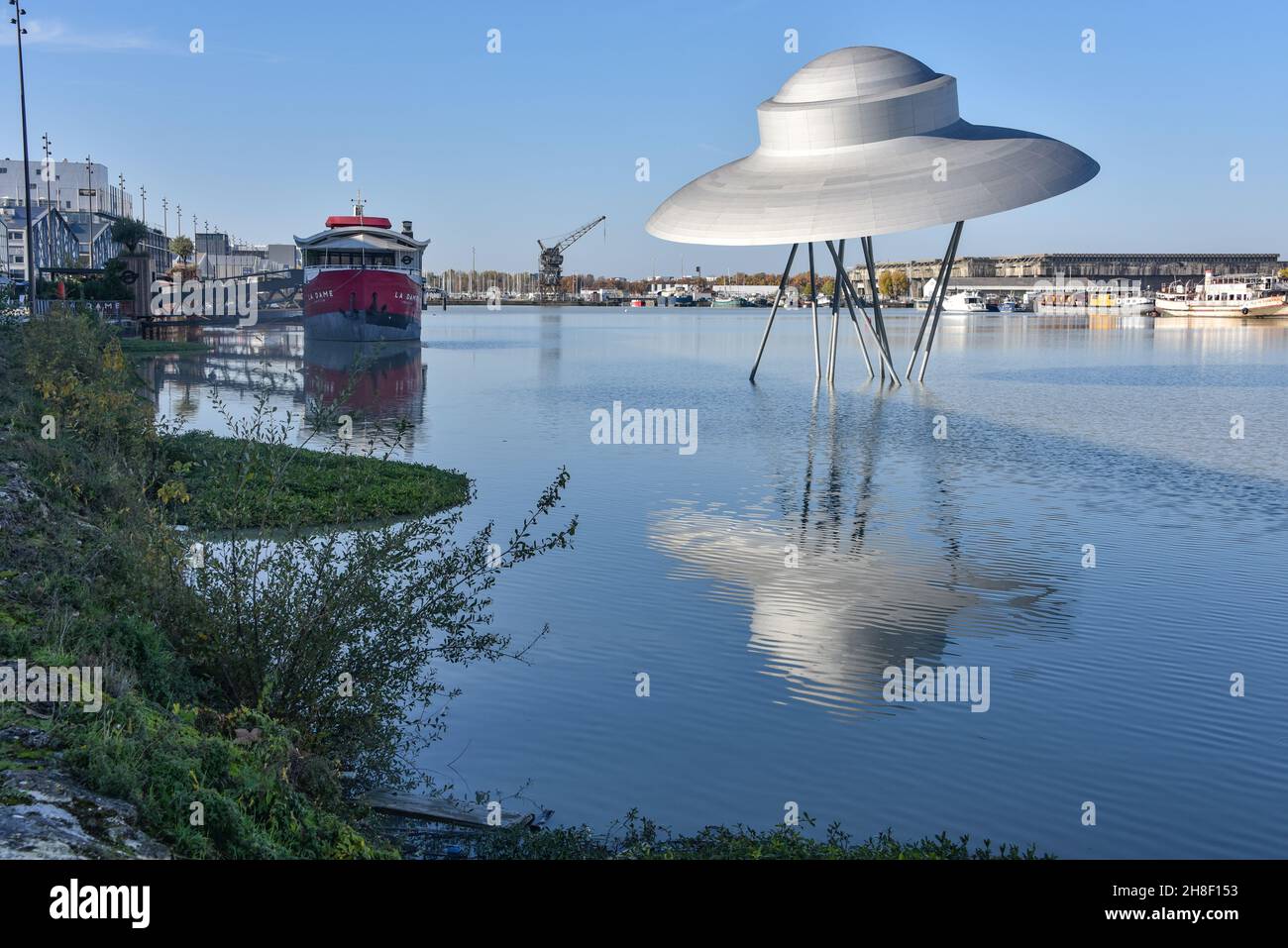 Bordeaux, Francia - 7 Nov, 2021: Flying Saucer Art Work di Suzanne Treister nel molo di Bordeaux Foto Stock
