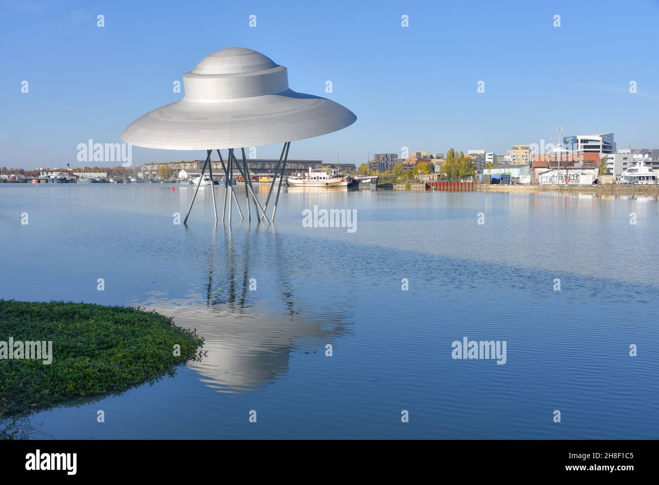 Bordeaux, Francia - 7 Nov, 2021: Flying Saucer Art Work di Suzanne Treister nel molo di Bordeaux Foto Stock