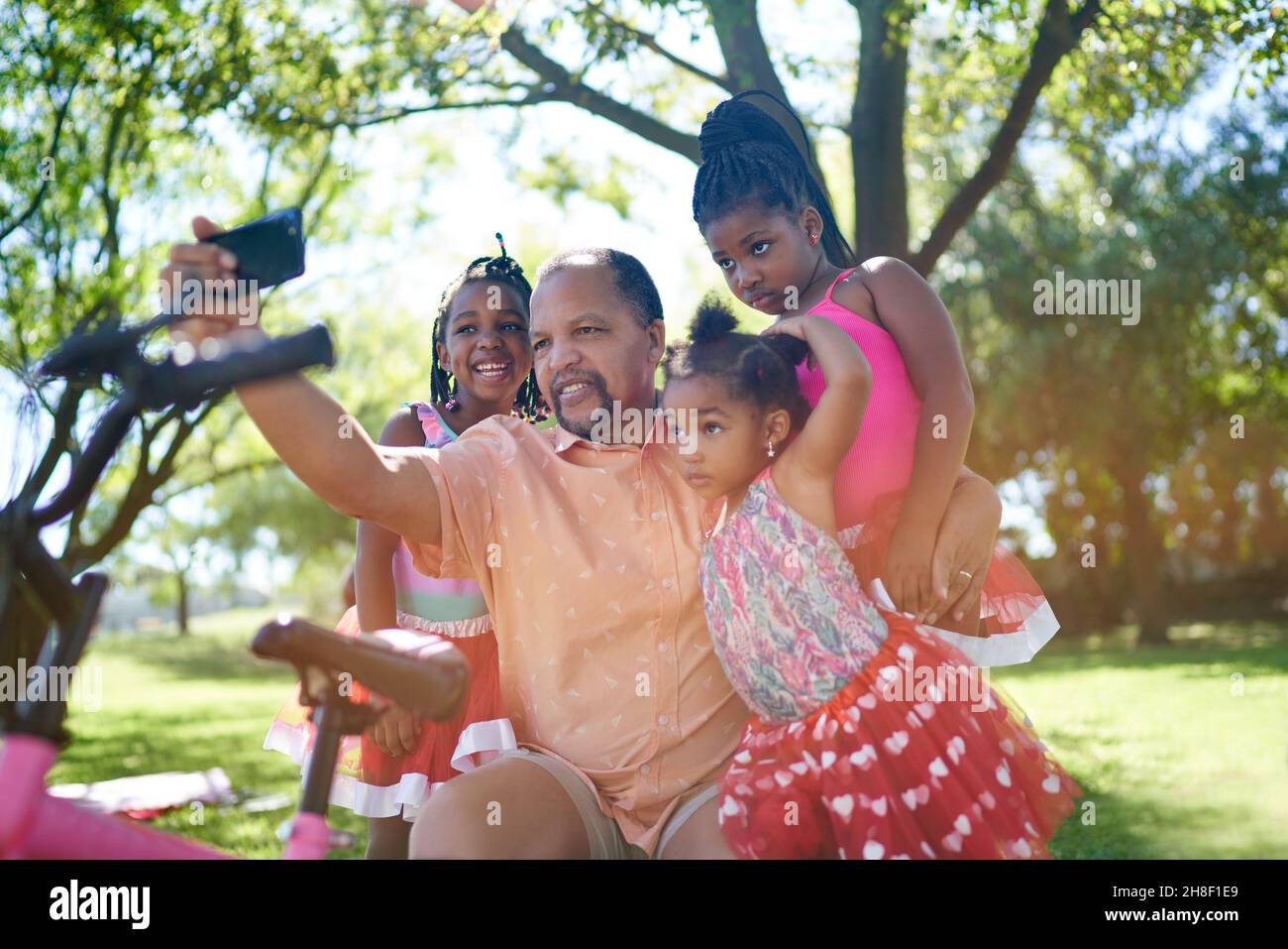 Nonno e nipote che prendono selfie nel parco estivo Foto Stock