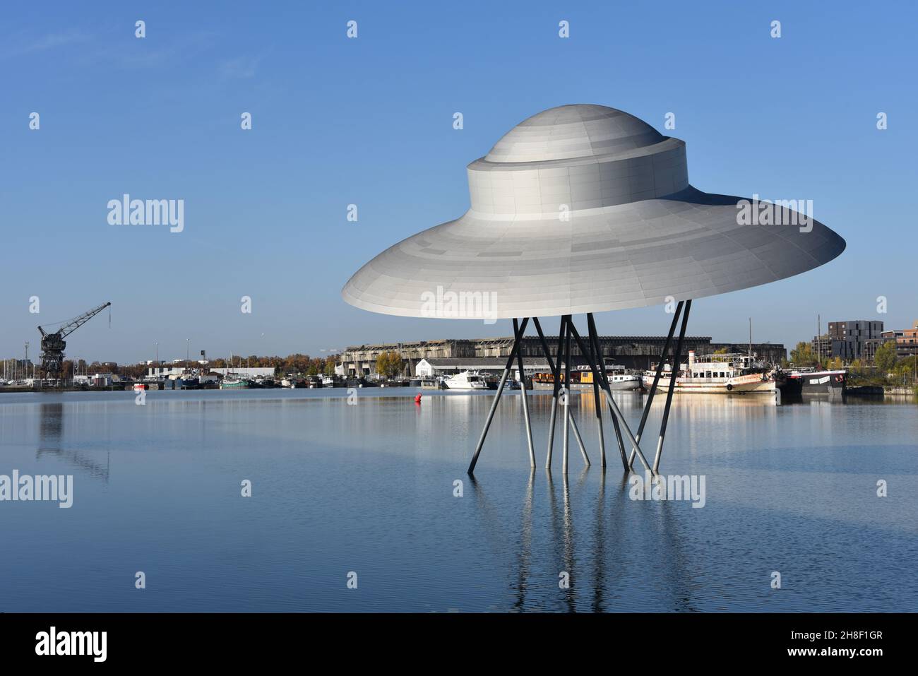 Bordeaux, Francia - 7 Nov, 2021: Flying Saucer Art Work di Suzanne Treister nel molo di Bordeaux Foto Stock