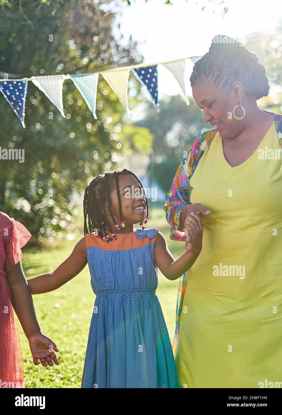 Buona nonna e nipote in abiti nel parco estivo soleggiato Foto Stock