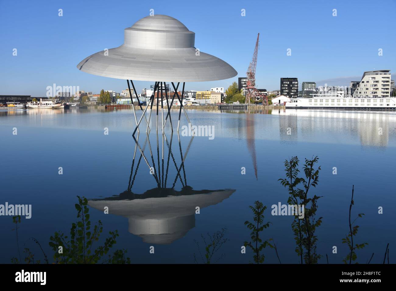 Bordeaux, Francia - 7 Nov, 2021: Flying Saucer Art Work di Suzanne Treister nel molo di Bordeaux Foto Stock