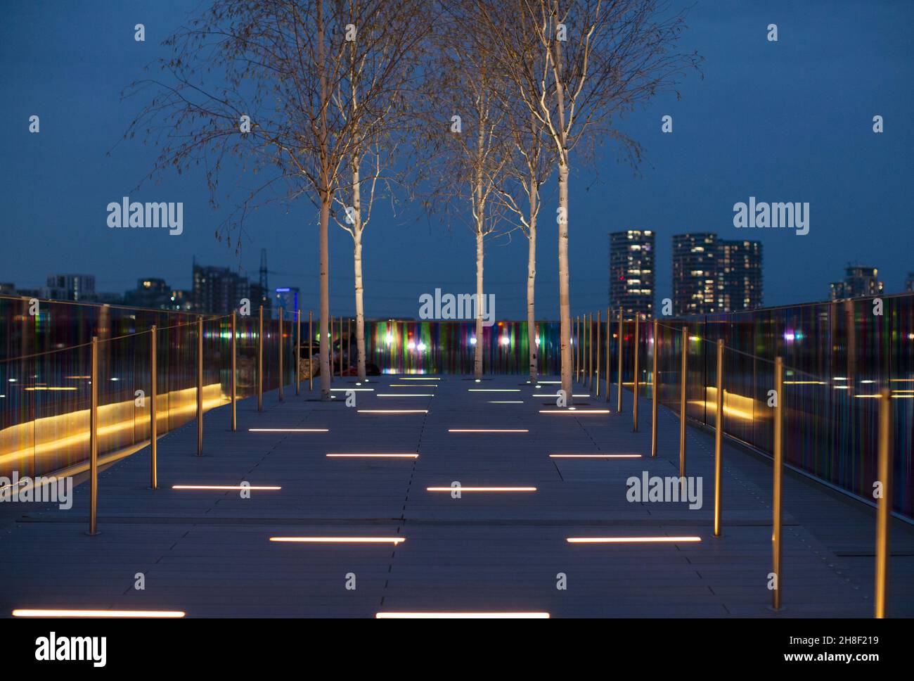 Moderno parco cittadino illuminato, Londra, Regno Unito Foto Stock