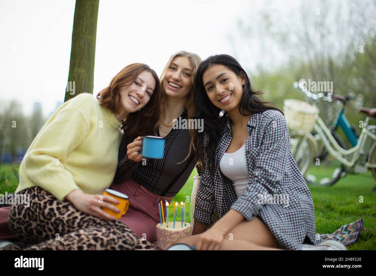 Ritratto felice giovani donne amici festeggiare il compleanno nel parco Foto Stock