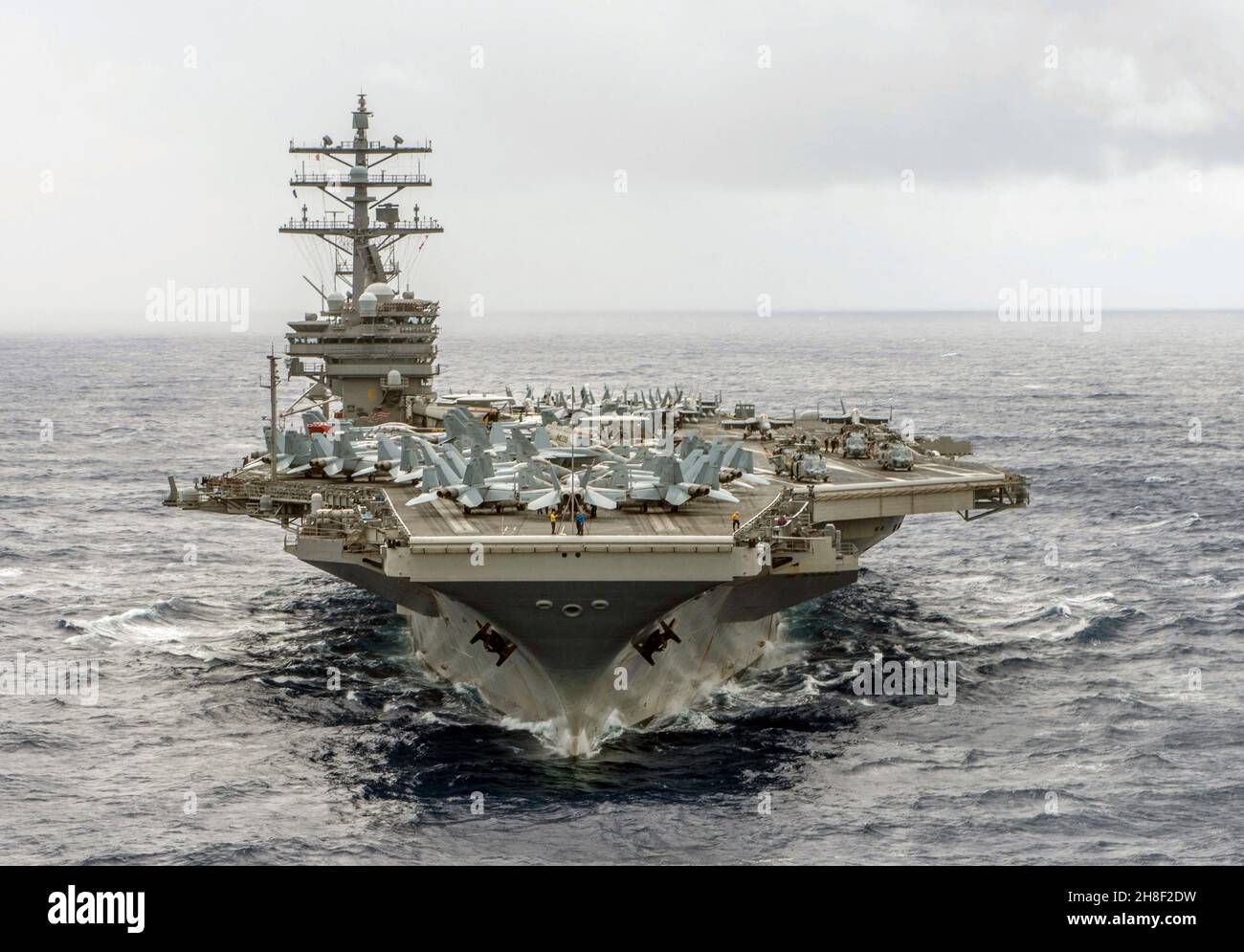 La nave portaerei a propulsione nucleare USS Ronald Reagan della Marina statunitense  di classe Nimitz parte da Guam su una pattuglia di routine come ammiraglia  della 5a flotta il 29 settembre 2016