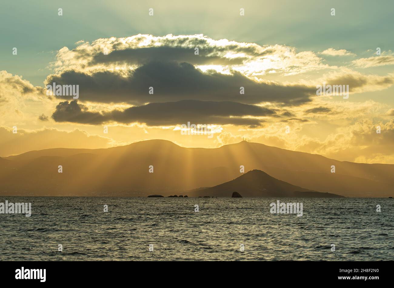 Il sole meraviglioso sta cadendo attraverso una grande nuvola in una vacanza come il mare. Foto Stock