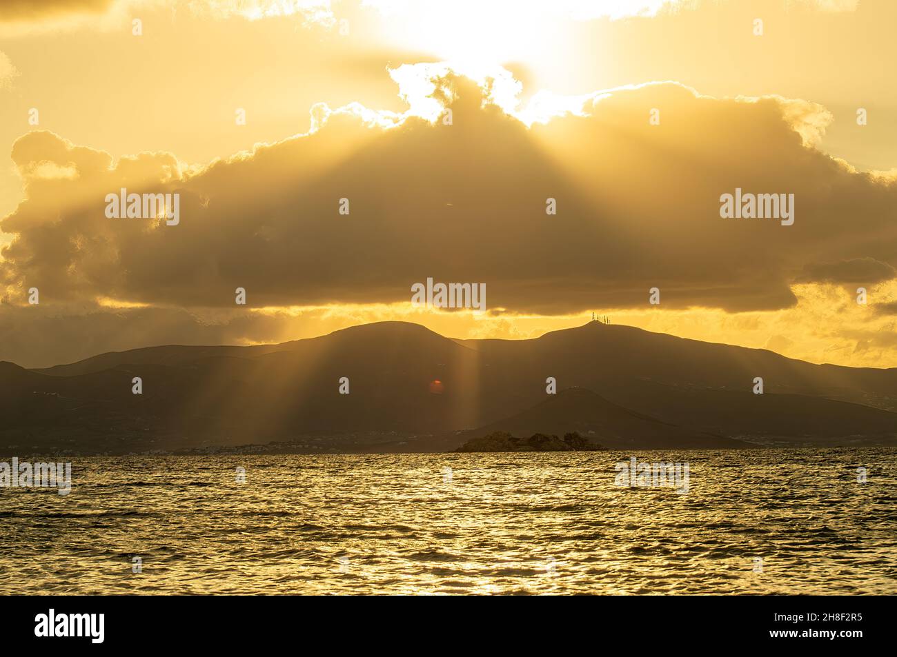 Sensazione di vacanza, sole sul mare con un'isola sullo sfondo, la grecia destinazione turistica di Naxos. Foto Stock