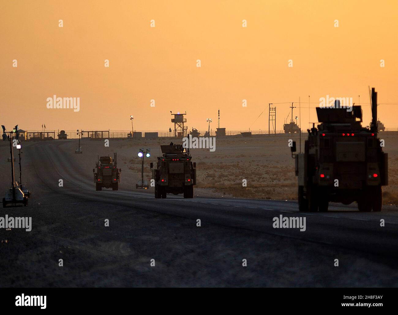 I veicoli corazzati MRAP con la quarta Brigata Stryker, 2a Divisione fanteria, trasportano le ultime forze militari statunitensi rimanenti mentre guidano attraverso il confine iracheno dall'Iraq al Kuwait 18 dicembre 2011 a K-Crossing, Kuwait. Foto Stock