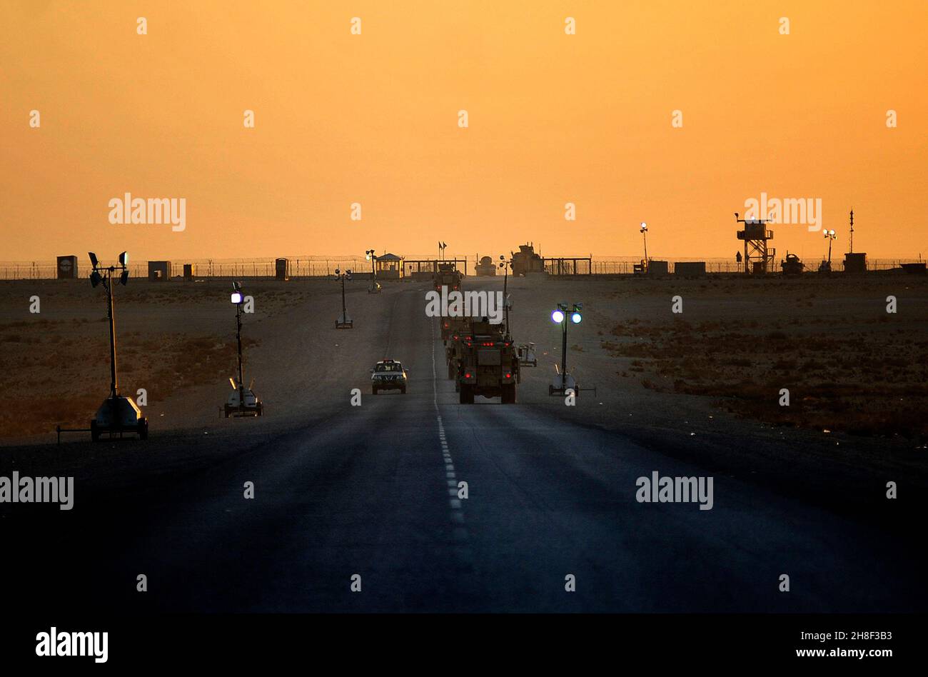 I veicoli corazzati MRAP con la quarta Brigata Stryker, 2a Divisione fanteria, trasportano le ultime forze militari statunitensi rimanenti mentre guidano attraverso il confine iracheno dall'Iraq al Kuwait 18 dicembre 2011 a K-Crossing, Kuwait. Foto Stock