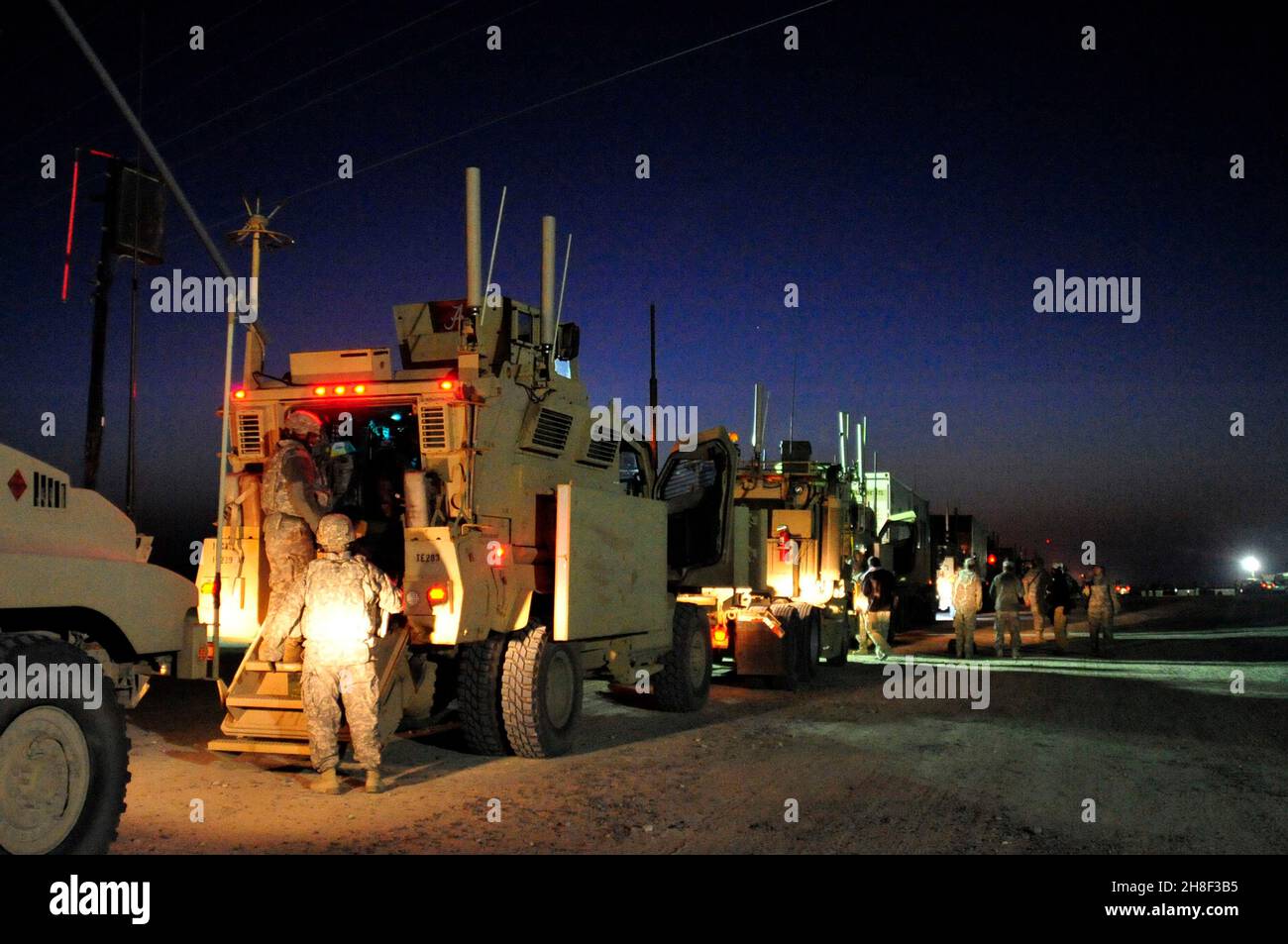 I veicoli corazzati MRAP con la quarta Brigata Stryker, 2a Divisione fanteria, trasportano le ultime forze militari statunitensi rimanenti mentre guidano attraverso il confine iracheno dall'Iraq al Kuwait 18 dicembre 2011 a K-Crossing, Kuwait. Foto Stock