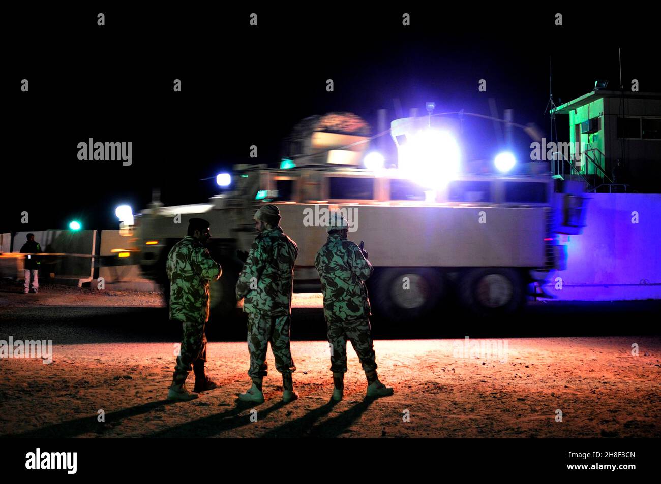 I veicoli corazzati MRAP con la quarta Brigata Stryker, 2a Divisione fanteria, trasportano le ultime forze militari statunitensi rimanenti mentre guidano attraverso il confine iracheno dall'Iraq al Kuwait 18 dicembre 2011 a K-Crossing, Kuwait. Foto Stock