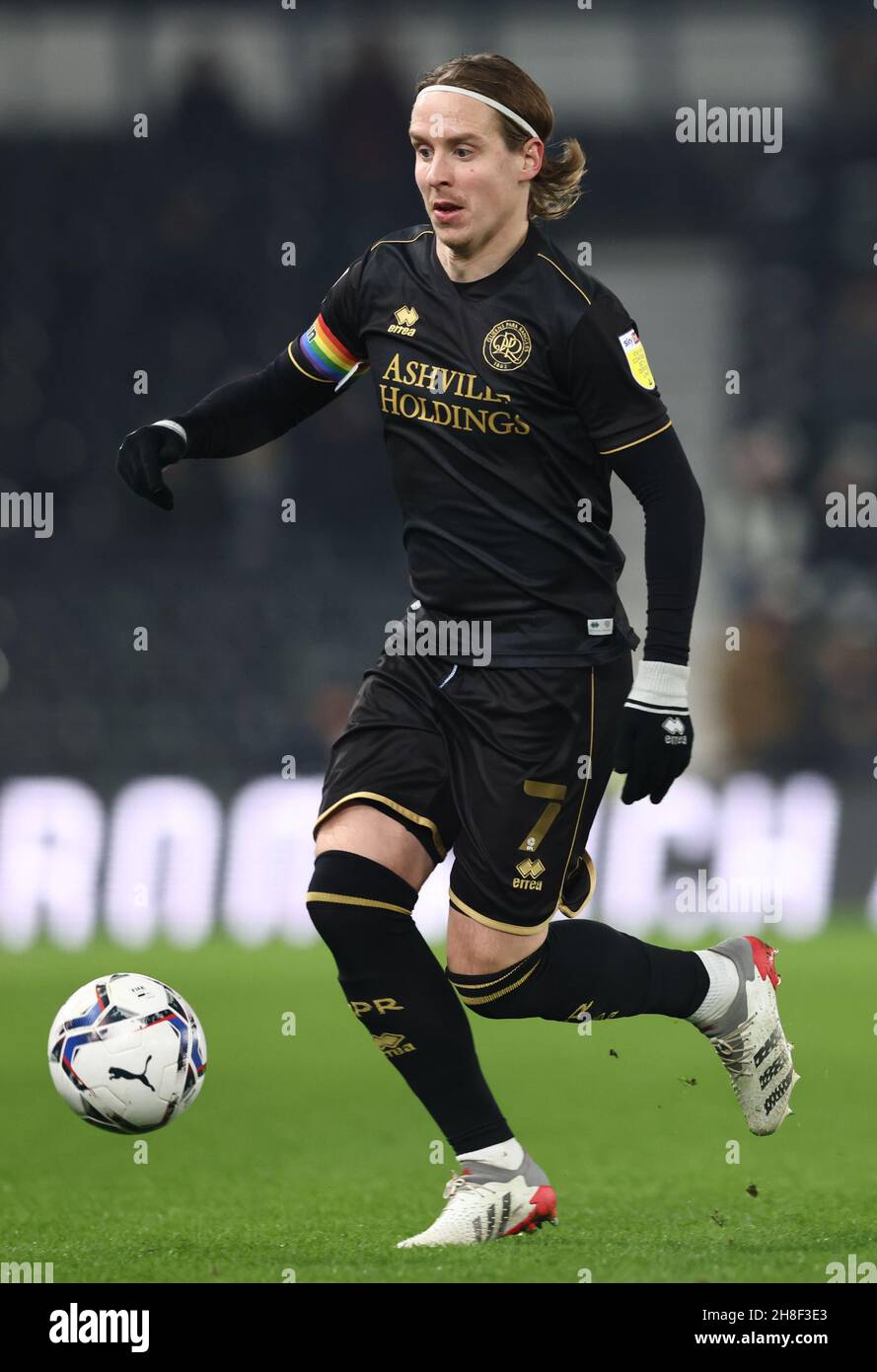 Derby, Inghilterra, 29 novembre 2021. Stefan Johansen del QPR durante la partita del Campionato Sky Bet al Pride Park Stadium di Derby. Il credito dovrebbe essere: Darren Staples / Sportimage Foto Stock