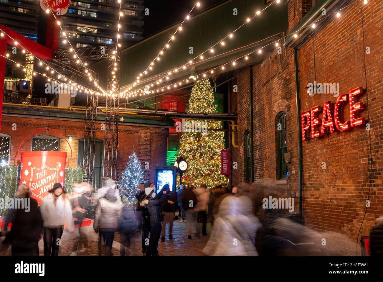 Toronto, Ontario, Canada - Novembre 24 2021 : il distretto storico della Distilleria Winter Village durante il periodo pandemico del convivid-19. Foto Stock