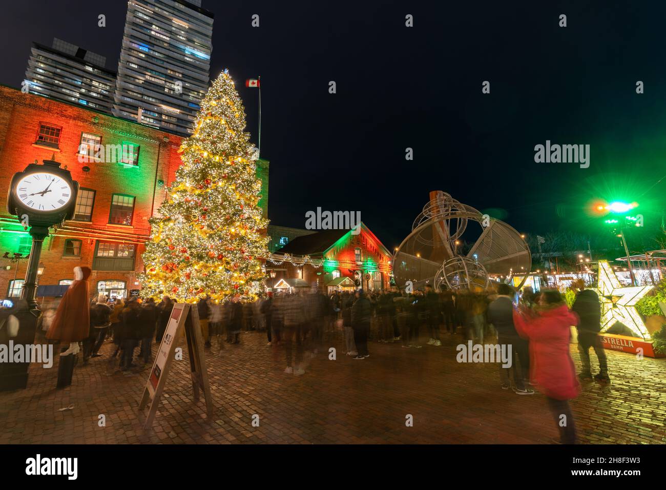 Toronto, Ontario, Canada - Novembre 24 2021 : il distretto storico della Distilleria Winter Village durante il periodo pandemico del convivid-19. Foto Stock