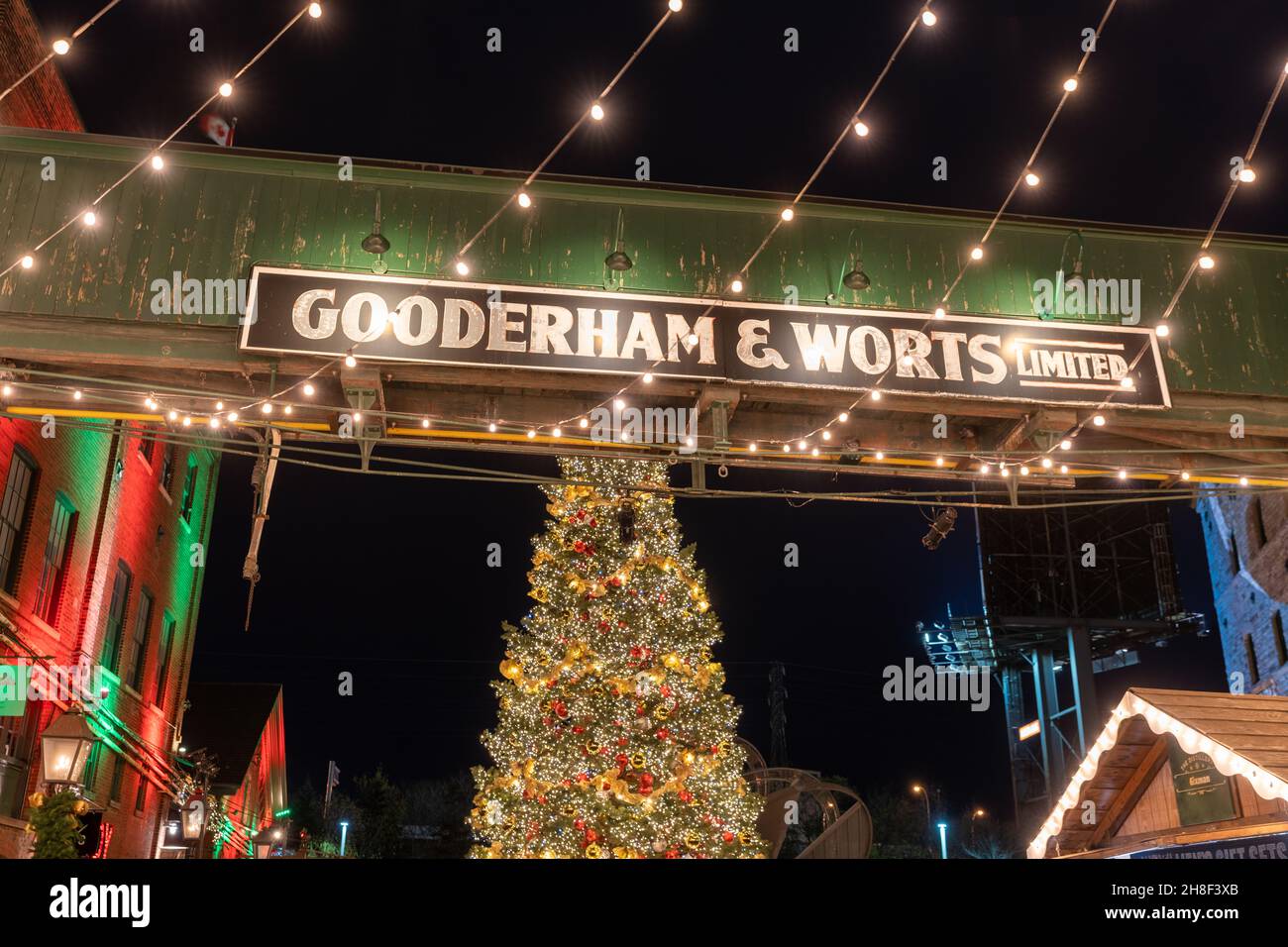 Toronto, Ontario, Canada - Novembre 24 2021 : il distretto storico della Distilleria Winter Village durante il periodo pandemico del convivid-19. Foto Stock