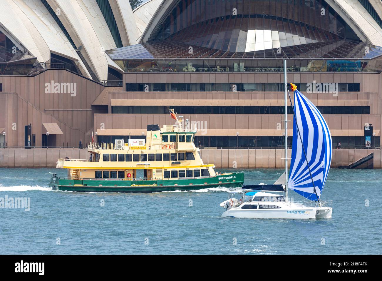 Il traghetto di Sydney prende il nome da Borrowdale, un traghetto di prima classe della flotta e un pass per lo yacht a vela davanti al teatro dell'opera di Sydney, Sydney, Australia Foto Stock