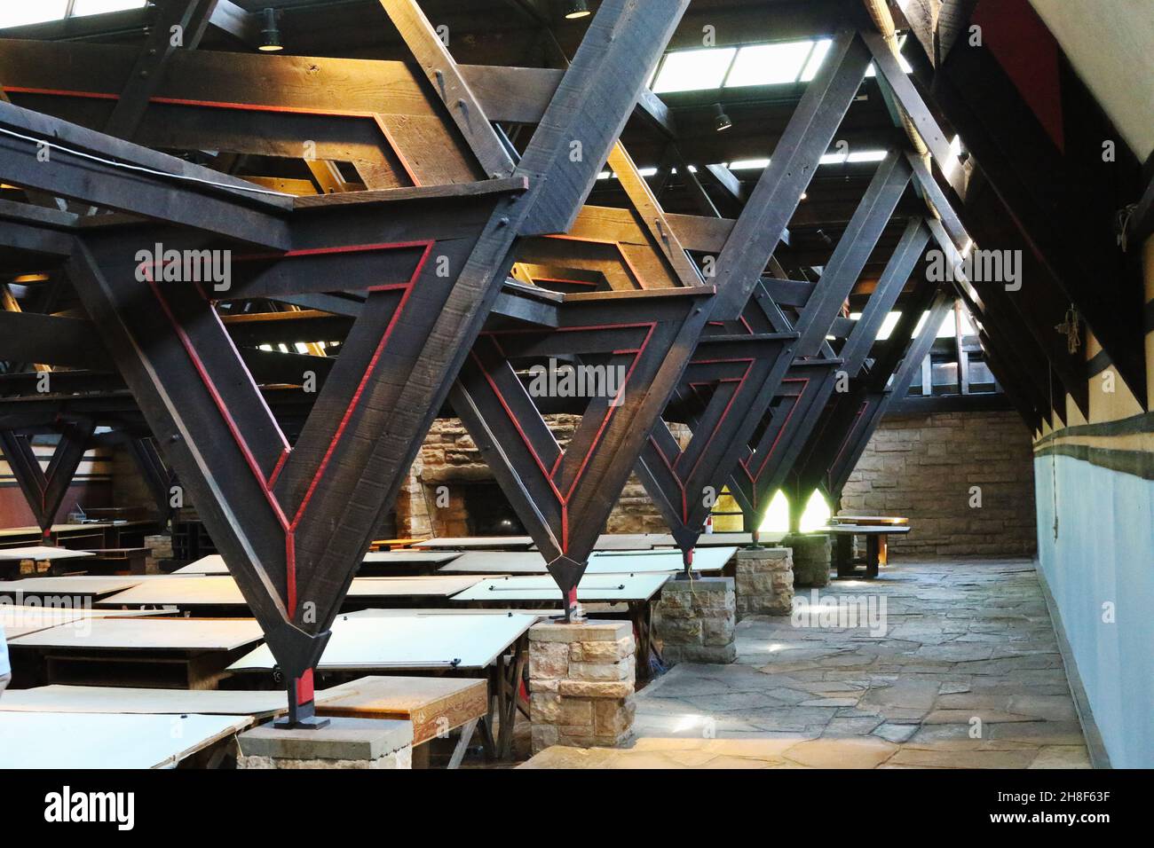 Tabelle di disegno nella sala di disegno dello studente. In figura sono mostrati i corridoi laterali della sala e la costruzione dell'edificio. Hillside Home School interno. Architettura e. Foto Stock