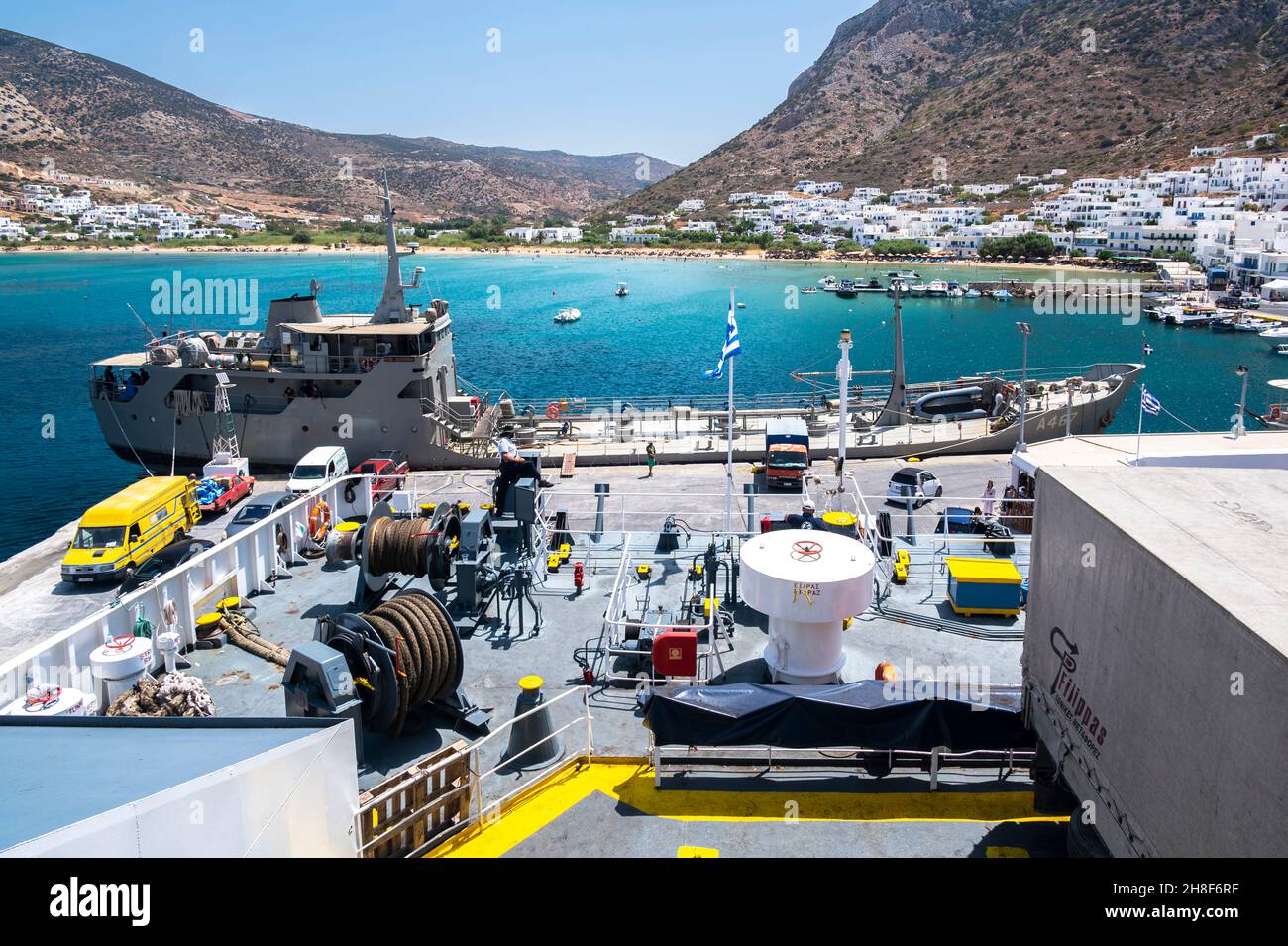 Passeggeri che sbarcano dal traghetto a Sifnos, Grecia Foto Stock