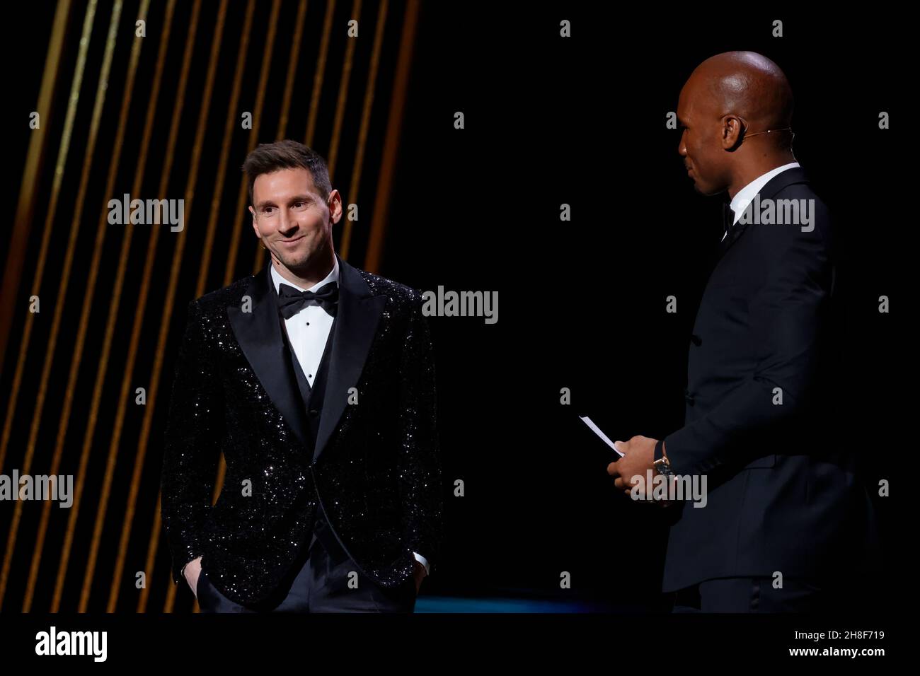 Parigi, Francia. 29 novembre 2021. Lionel messi (L), vincitore del Ballon d'Or Men 2021, partecipa alla cerimonia che si è svolta a Theatre du Chatelet, Parigi, Francia, 29 novembre 2021. Credit: Henri Szwarc/Xinhua/Alamy Live News Foto Stock