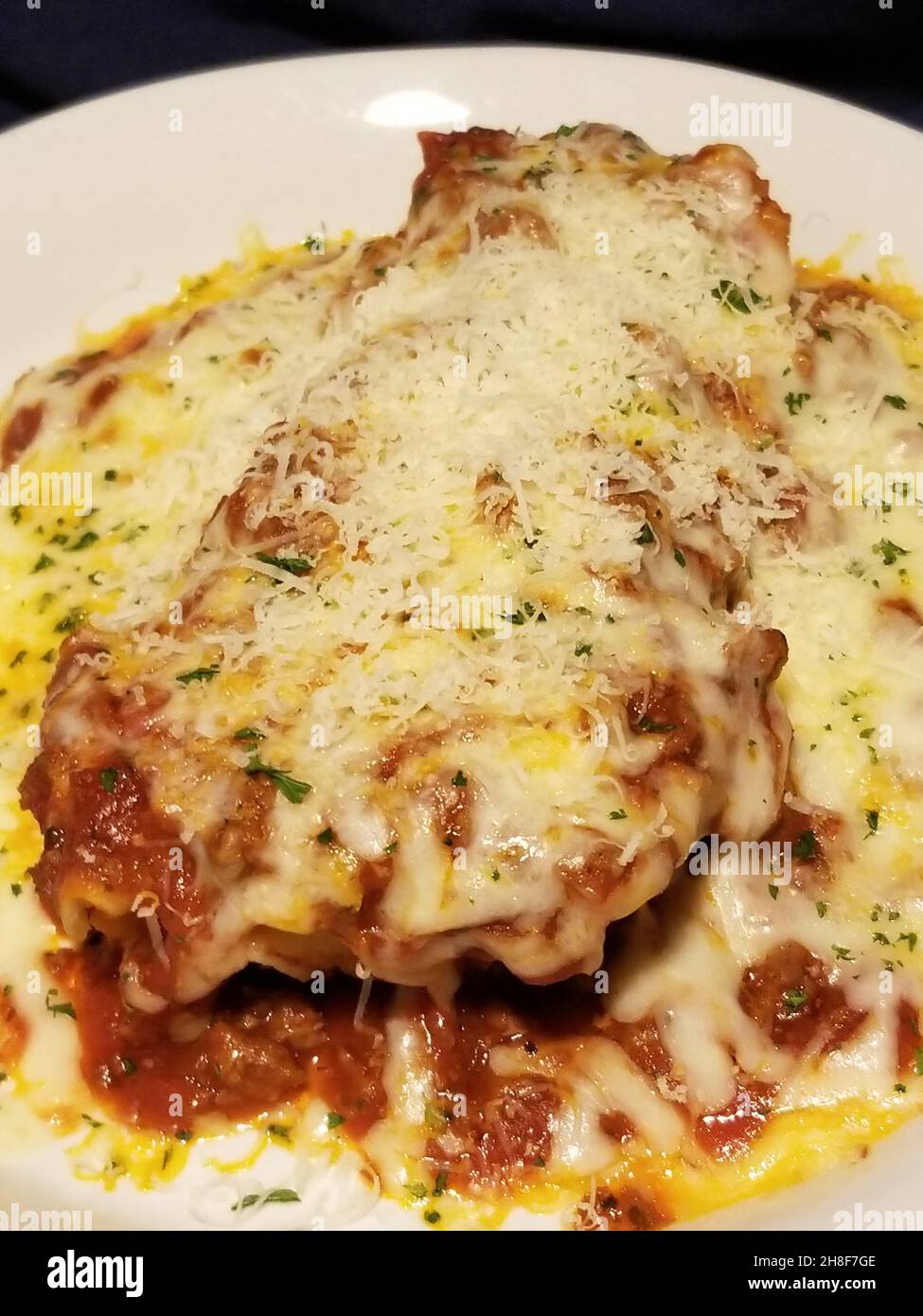 Primo piano delle lasagne di carne e formaggio fatte in casa Foto Stock