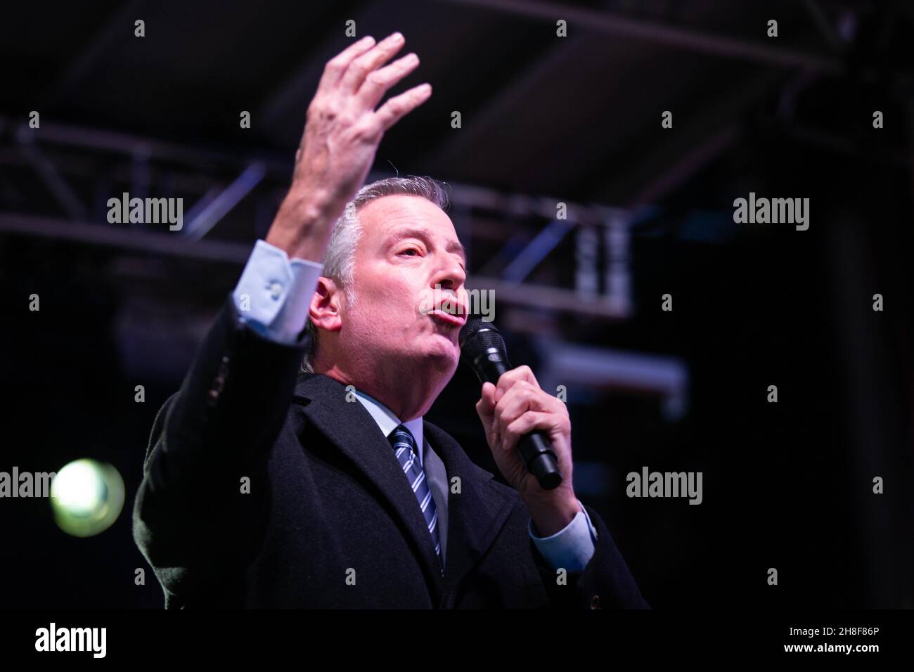 New York City, USA. 29 novembre 2021. Un menorah è illuminato in Times Square come parte della campagna Shine A Light il 29 novembre 2021. I partecipanti includono il sindaco di New York Bill de Blasio (foto di Karla Coté/Sipa USA). Credit: Sipa USA/Alamy Live News Foto Stock