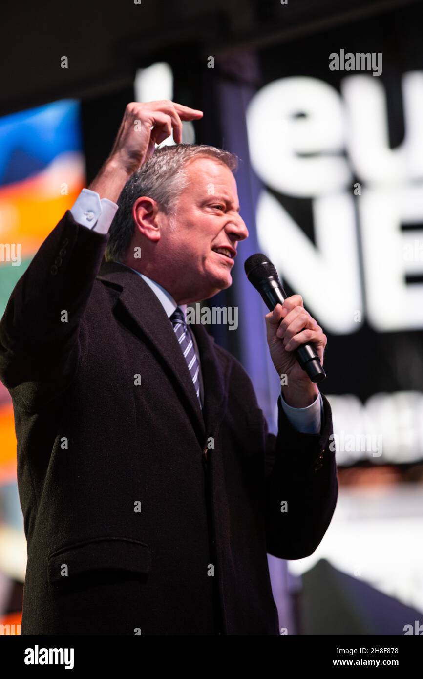 New York City, USA. 29 novembre 2021. Un menorah è illuminato in Times Square come parte della campagna Shine A Light il 29 novembre 2021. I partecipanti includono il sindaco di New York Bill de Blasio (foto di Karla Coté/Sipa USA). Credit: Sipa USA/Alamy Live News Foto Stock