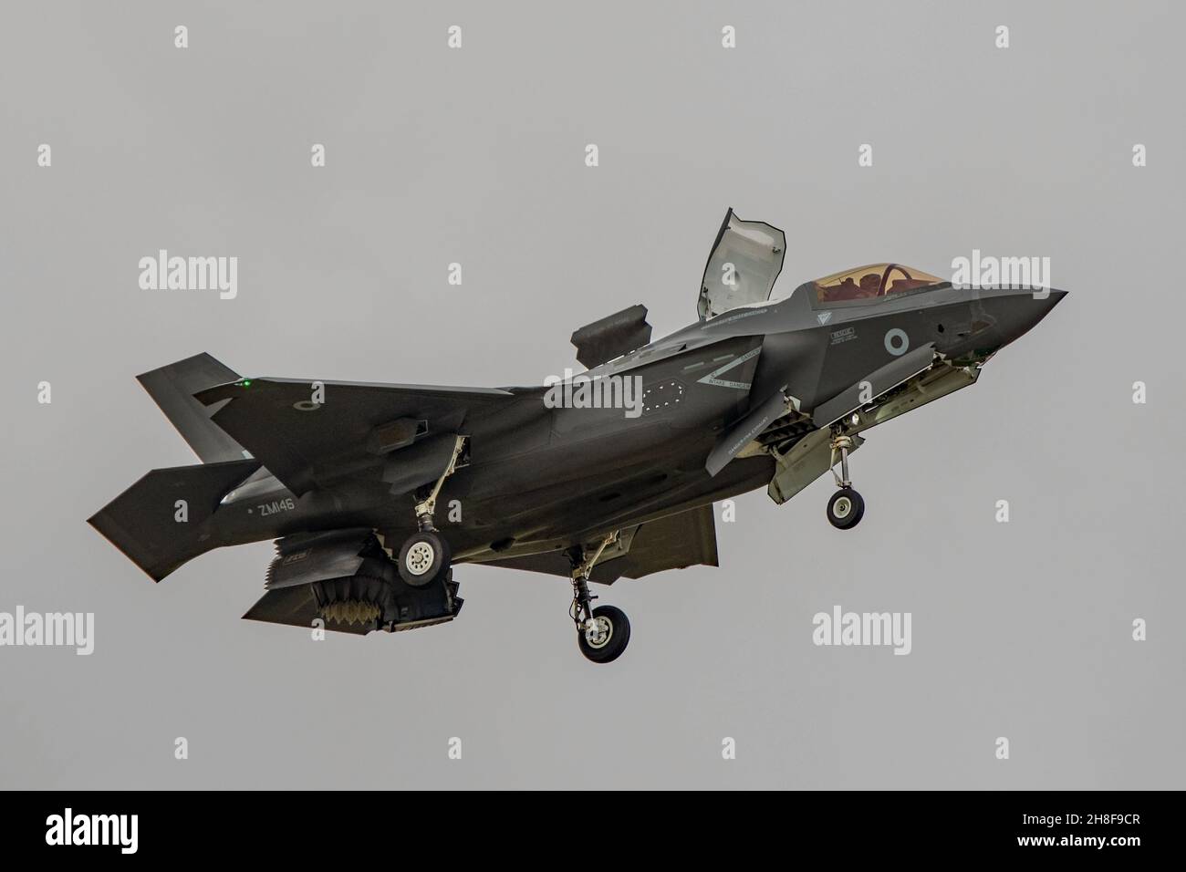 Un Royal Air Force Lockheed Martin F-35B Lightning II Fighter Aircraft in bilico durante la visualizzazione alla Yeovilton International Air giorno 13/7/19. Foto Stock