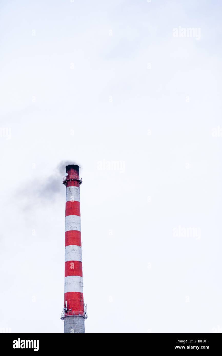 Fumo bianco spesso dal camino del locale caldaia. Fumo contro il cielo blu. Inquinamento atmosferico. Riscaldamento della città. Zona industriale. Foto Stock