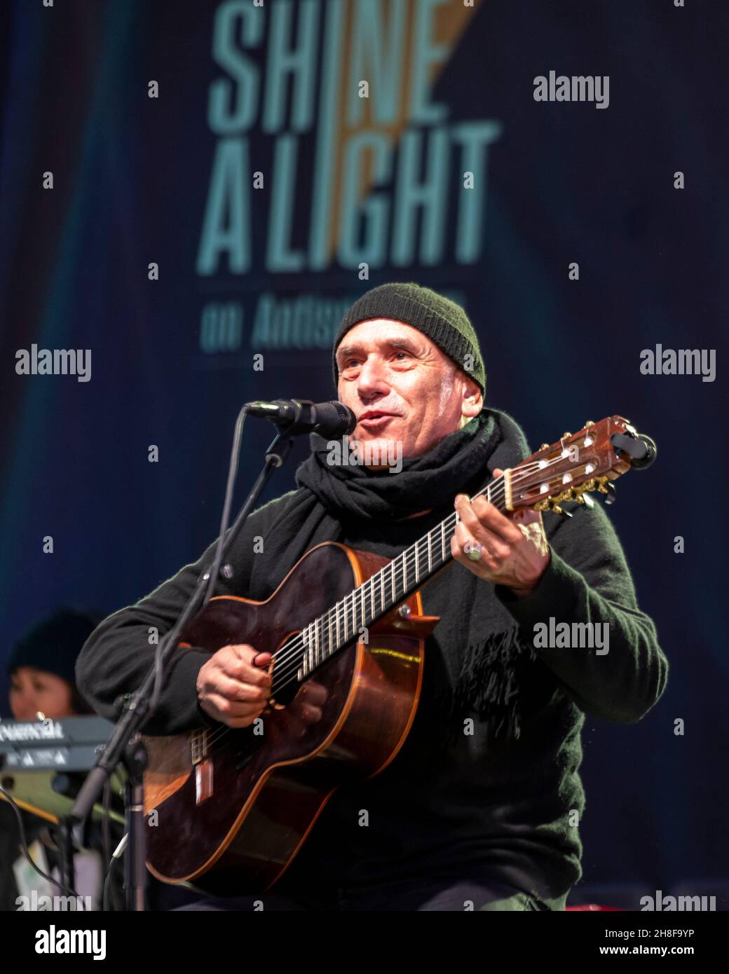 New York, Stati Uniti. 29 novembre 2021. David Broza canta il cantante israeliano durante l'evento Shine A Light on Antisemitism Menorah Lighting organizzato da una coalizione di oltre 60 organizzazioni e corporazioni ebraiche e non ebraiche americane e canadesi il secondo giorno di Hannukkah nella Time Square di New York. Credit: Enrique Shore/Alamy Live News Foto Stock