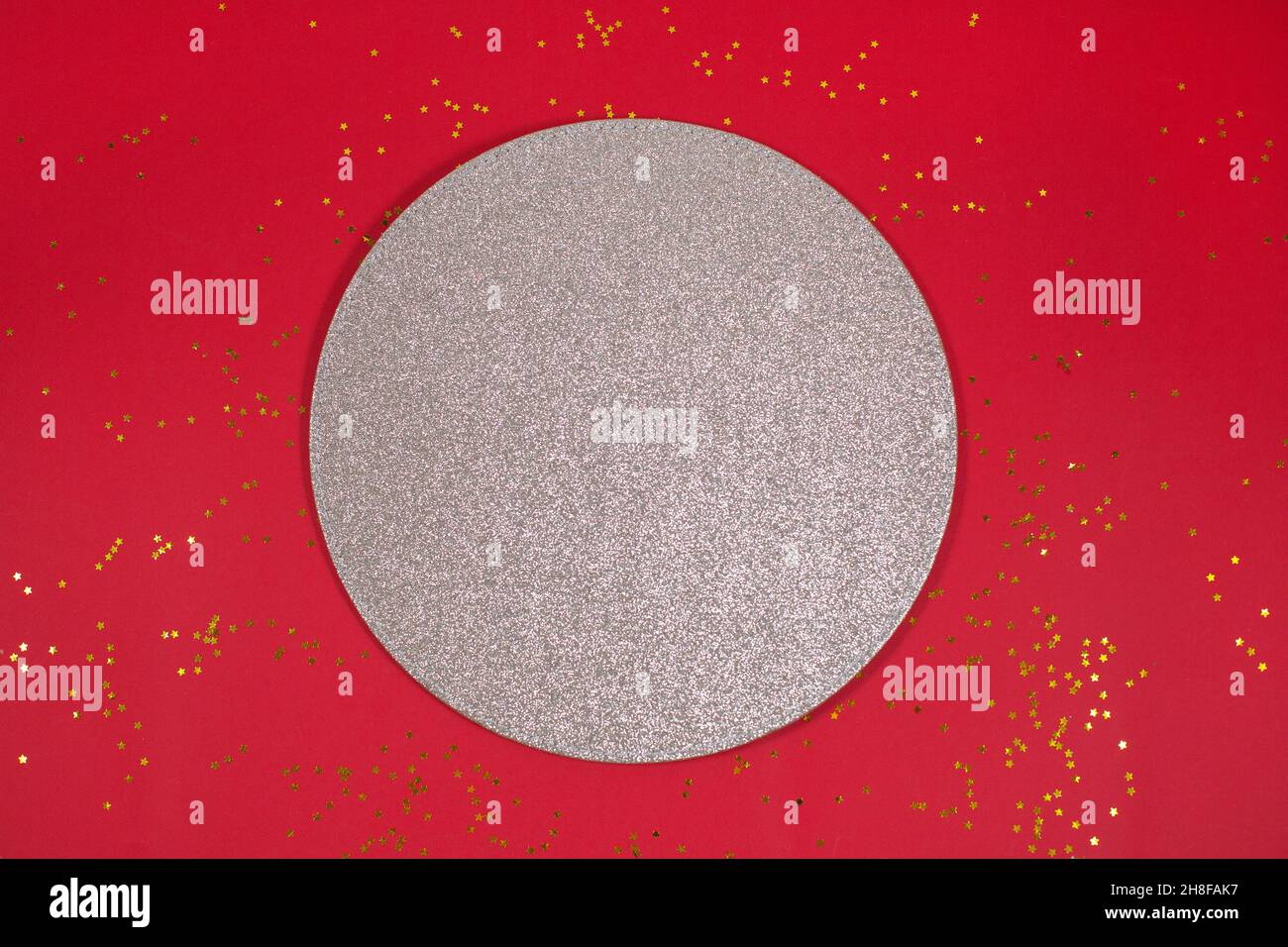 Argento con glitter forma rotonda come podio piattaforma per l'esposizione del prodotto su sfondo rosso festivo. Sfondo geometrico astratto. Scena, nuovo anno cinese, San Valentino, Vista dall'alto Foto Stock