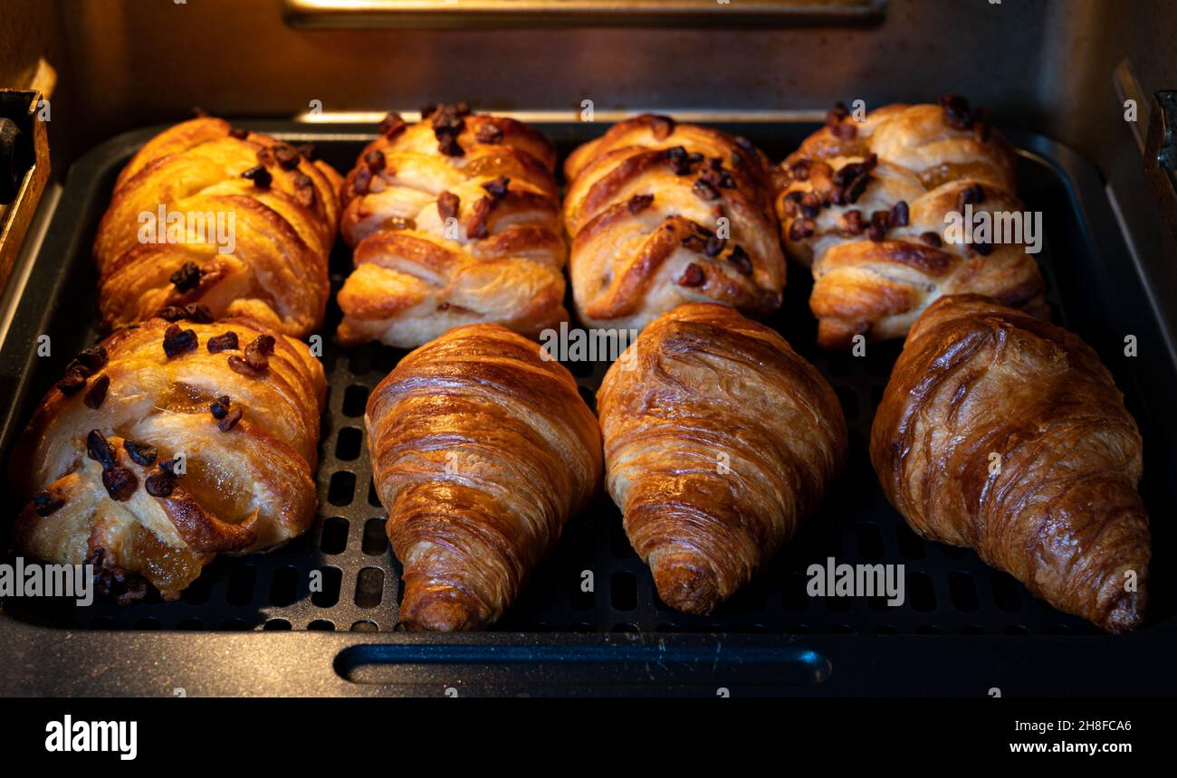 Croissant fatto in casa. Un croissant per colazione cucinato squisitamente in un forno domestico. Foto Stock