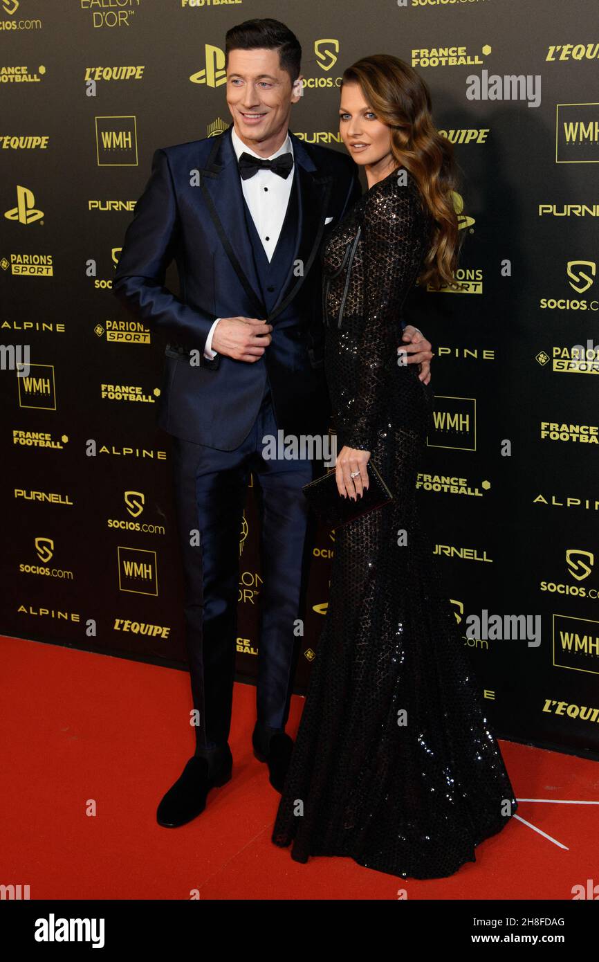 Il calciatore Robert Lewandowski e sua moglie Anna Lewandowska partecipano alla cerimonia del Ballon d'Or tenutasi al Theatre Du Chatelet il 29 novembre 2021 a Parigi, Francia. Foto di Laurent Zabulon/ABACAPRESS.COM Foto Stock